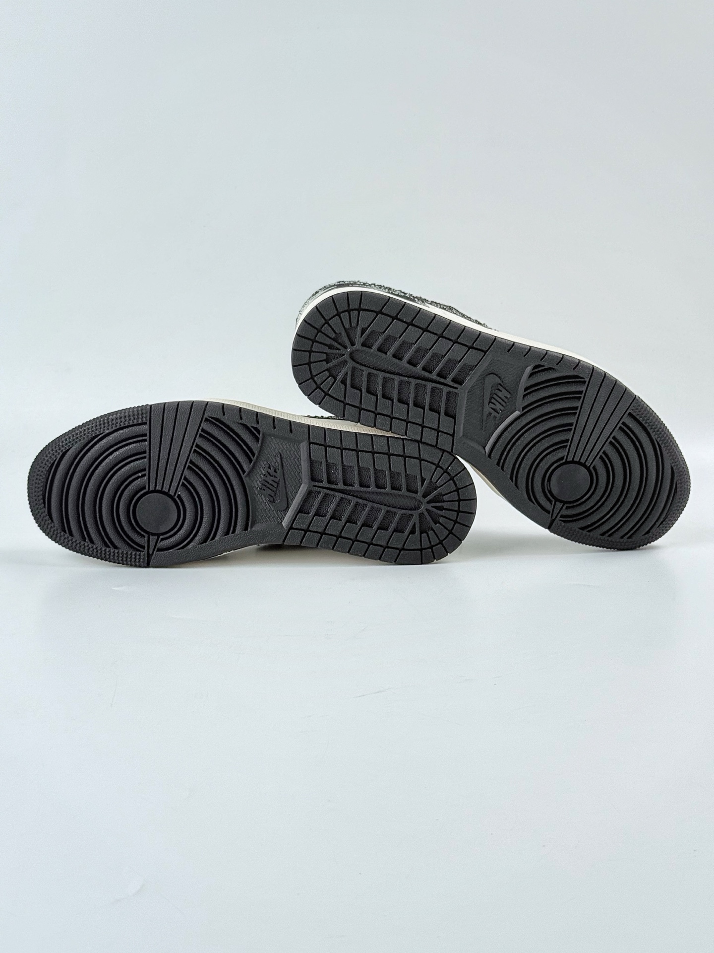 Air Jordan 1 Low x Louis Vuitton 黑白满天星  YX5066-369