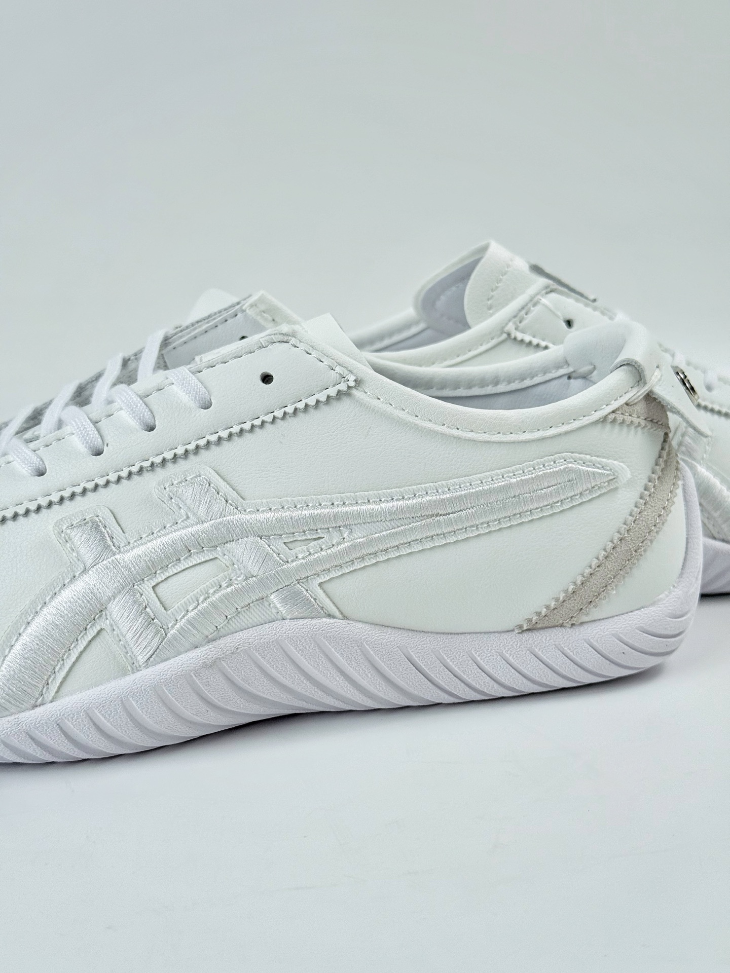 Onitsuka Tiger鬼塚虎SCLAW 绒面革织物 舒适运动休闲鞋  1183C306-100