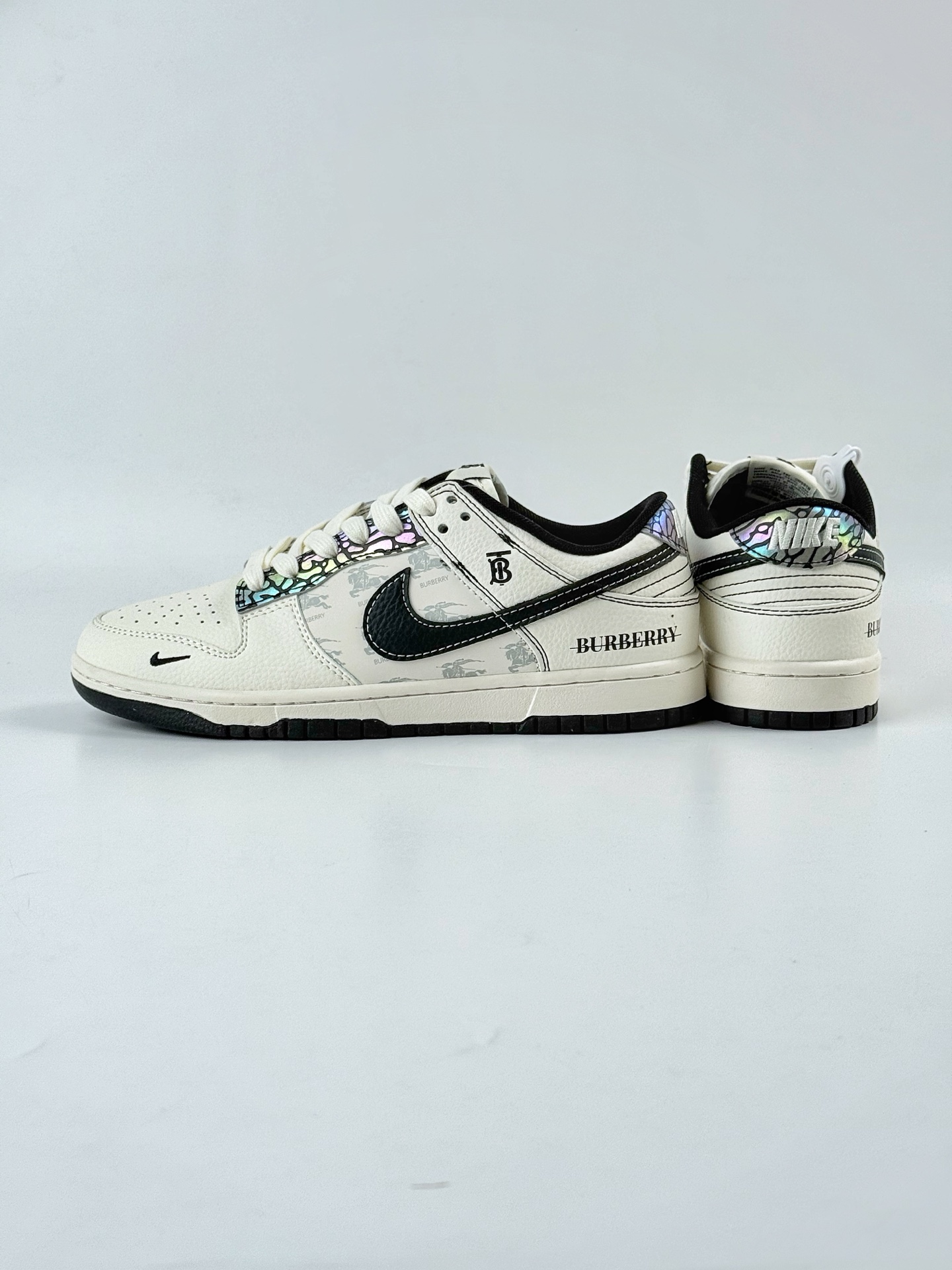 Nike SB Dunk Low x BURBERRY 白黑小勾 HS8068-030 Nike SB Dunk Low x BURBERRY 白黑小勾 HS8068-030