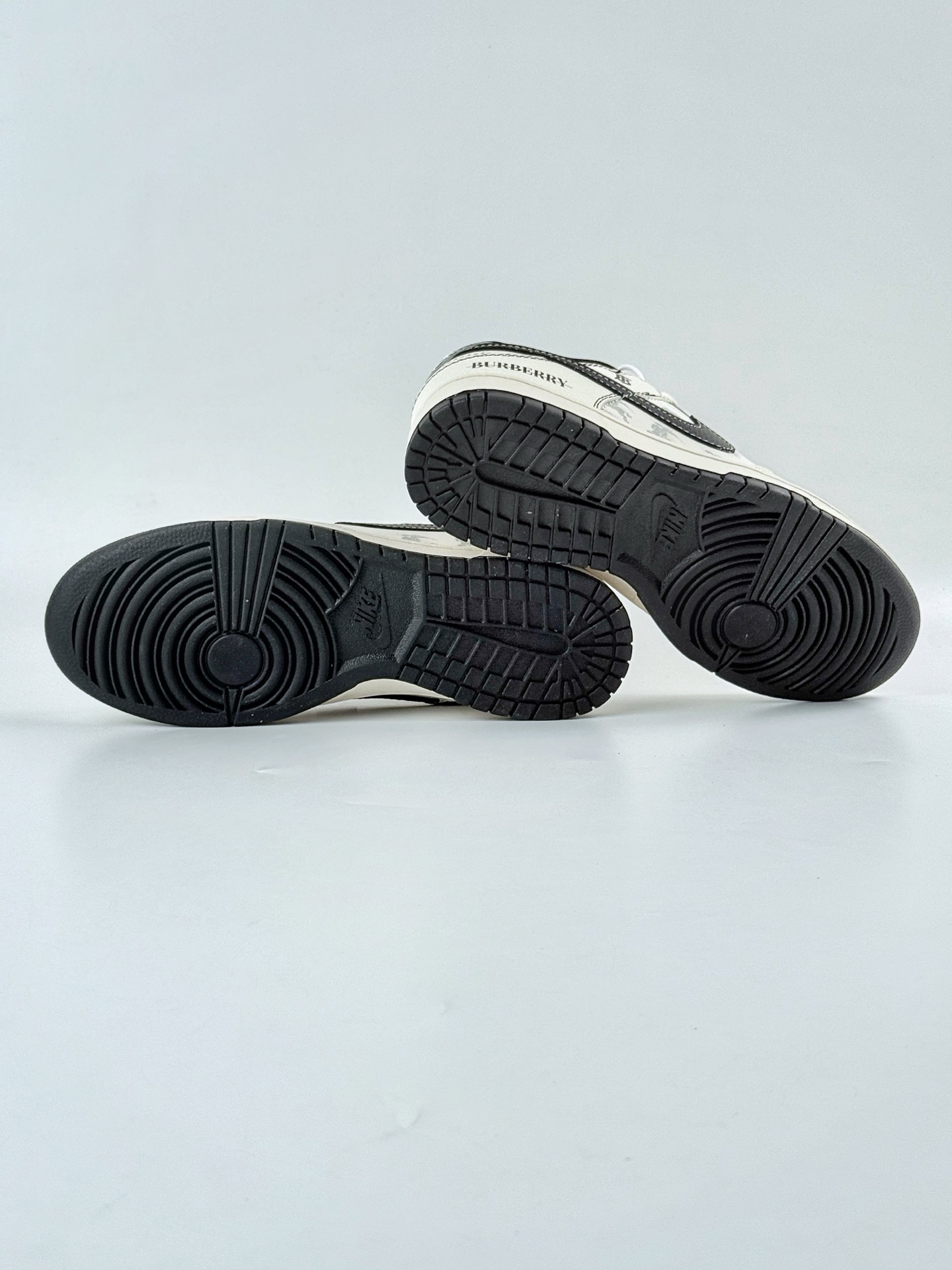 Nike SB Dunk Low x BURBERRY 白黑小勾 HS8068-030 Nike SB Dunk Low x BURBERRY 白黑小勾 HS8068-030