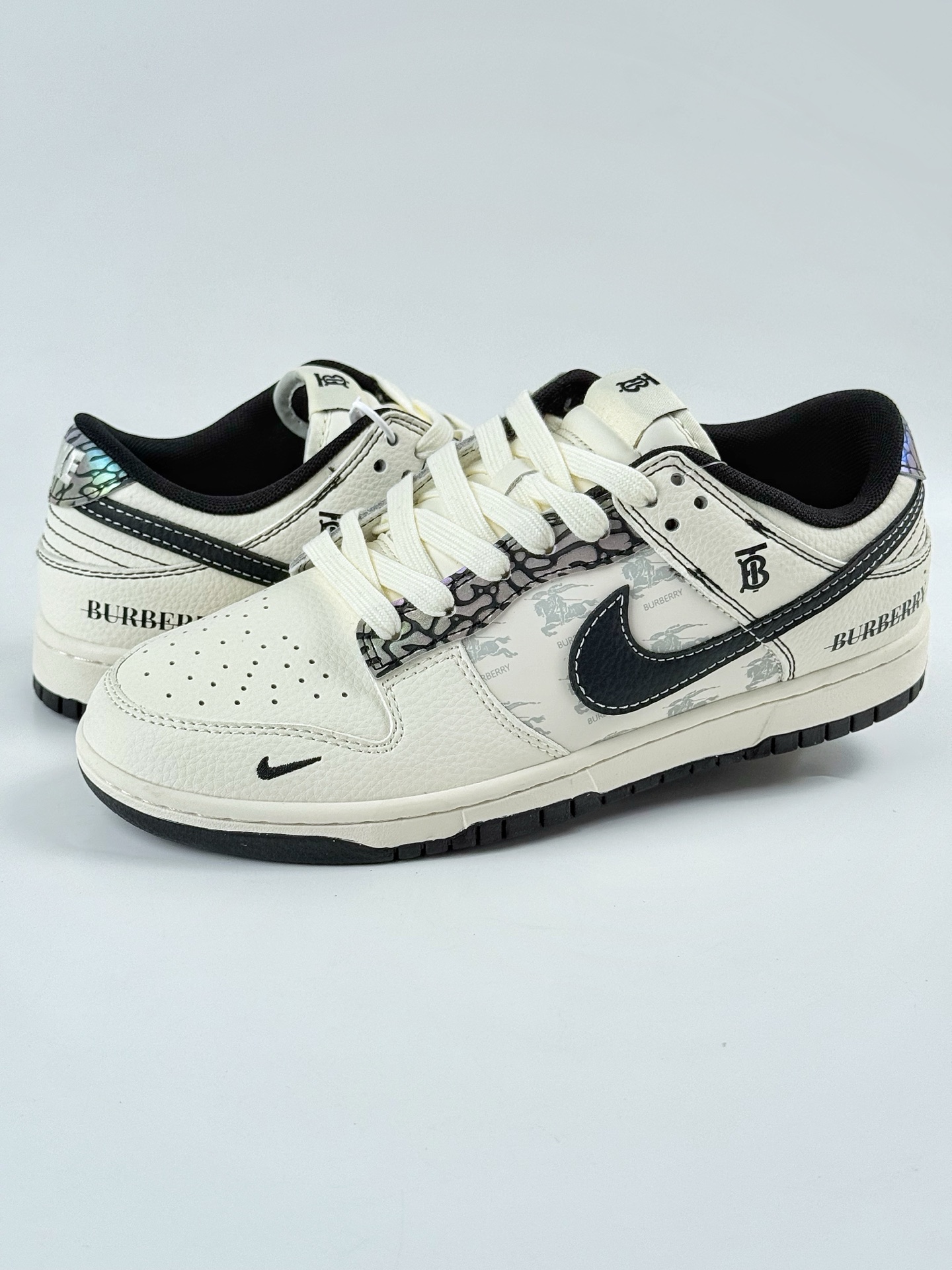 Nike SB Dunk Low x BURBERRY 白黑小勾 HS8068-030 Nike SB Dunk Low x BURBERRY 白黑小勾 HS8068-030