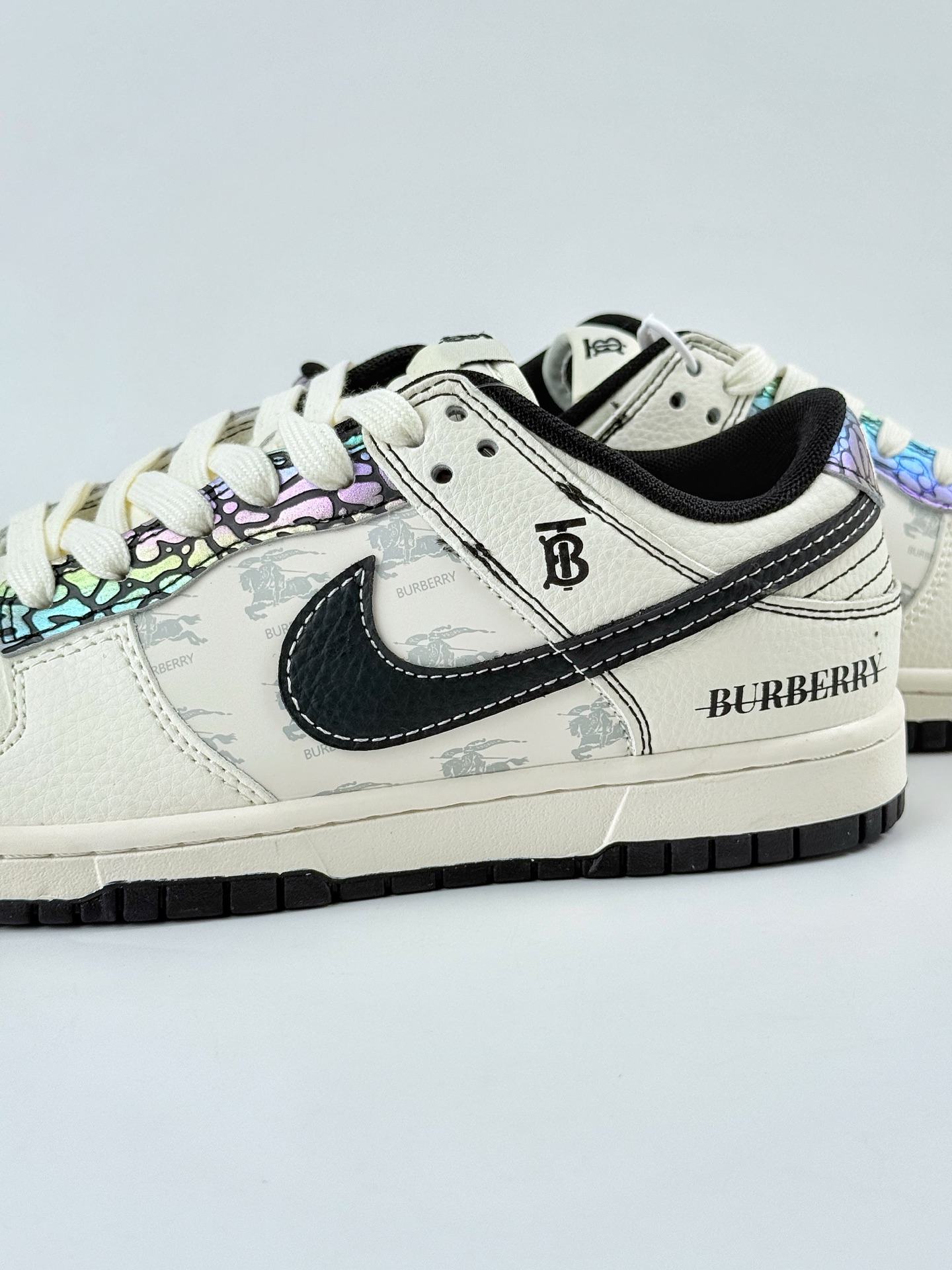 Nike SB Dunk Low x BURBERRY 白黑小勾 HS8068-030 Nike SB Dunk Low x BURBERRY 白黑小勾 HS8068-030
