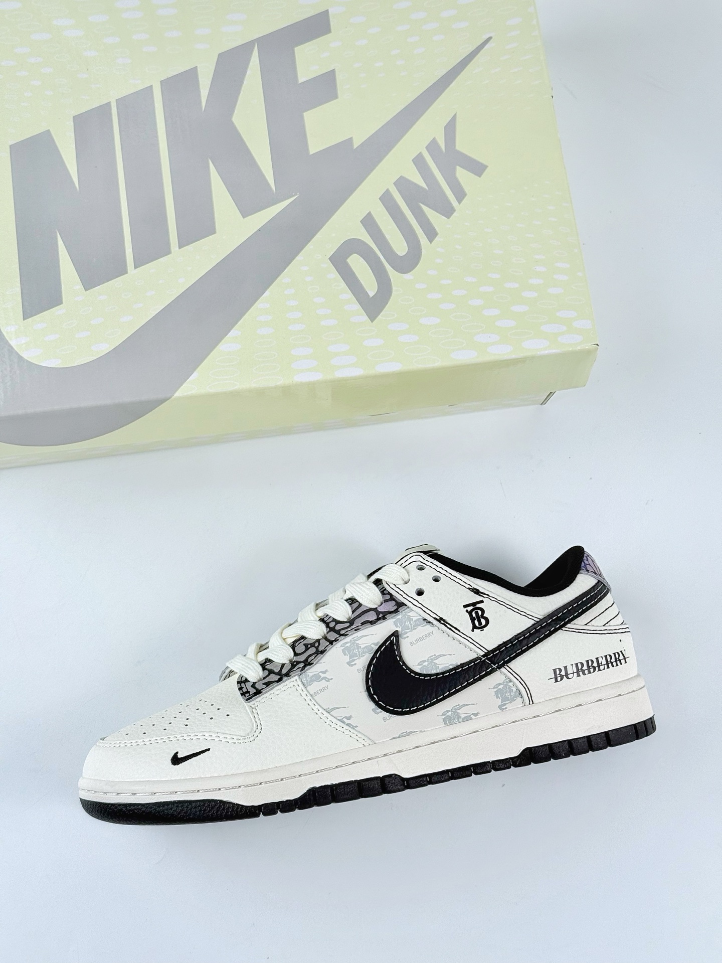 Nike SB Dunk Low x BURBERRY 白黑小勾 HS8068-030 Nike SB Dunk Low x BURBERRY 白黑小勾 HS8068-030