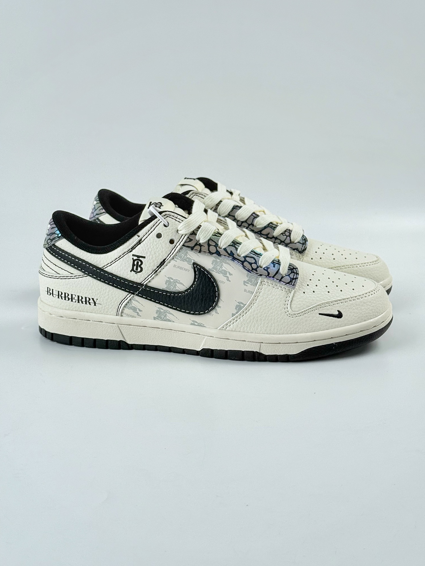 Nike SB Dunk Low x BURBERRY 白黑小勾 HS8068-030 Nike SB Dunk Low x BURBERRY 白黑小勾 HS8068-030