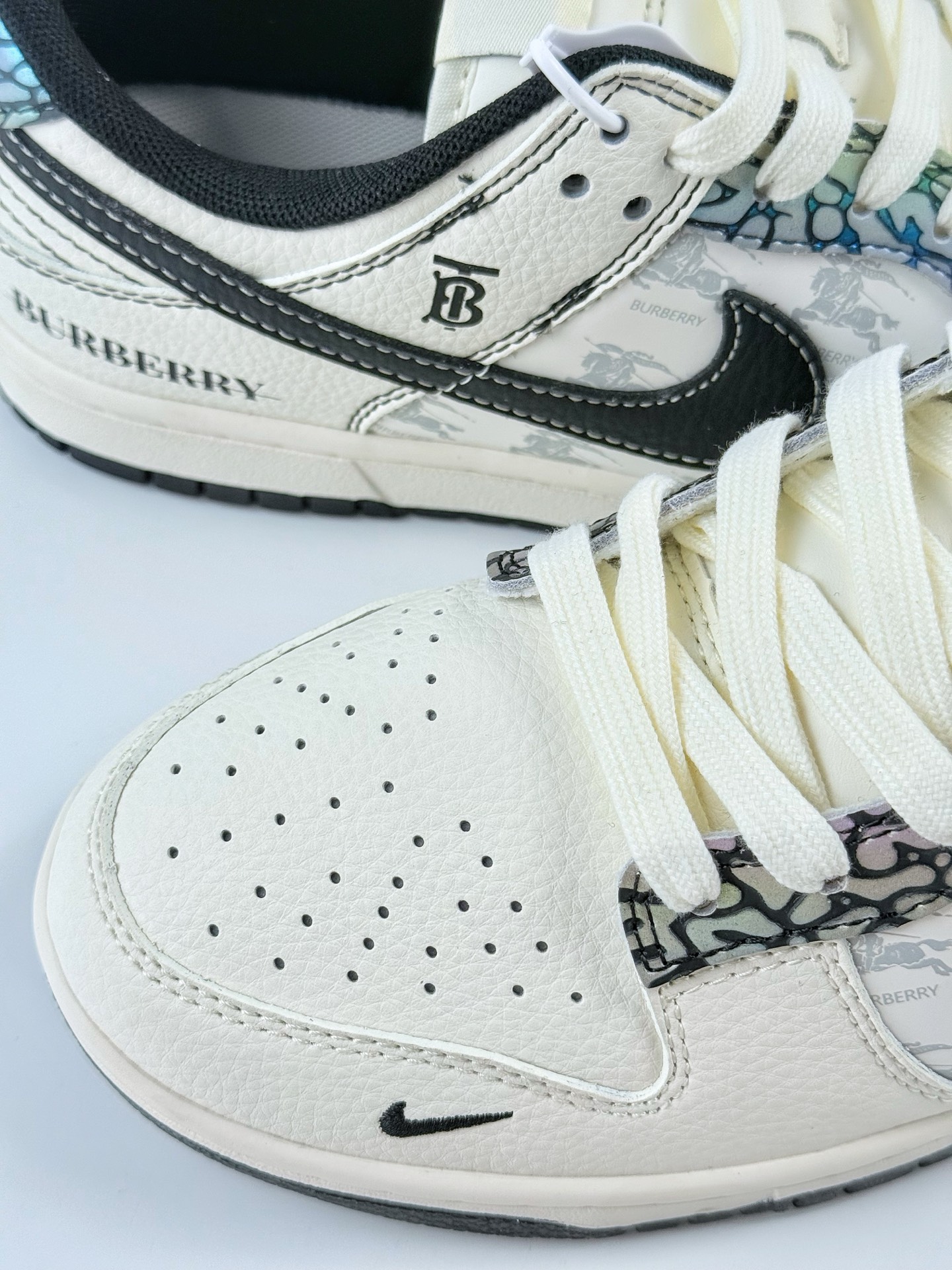 Nike SB Dunk Low x BURBERRY 白黑小勾 HS8068-030 Nike SB Dunk Low x BURBERRY 白黑小勾 HS8068-030