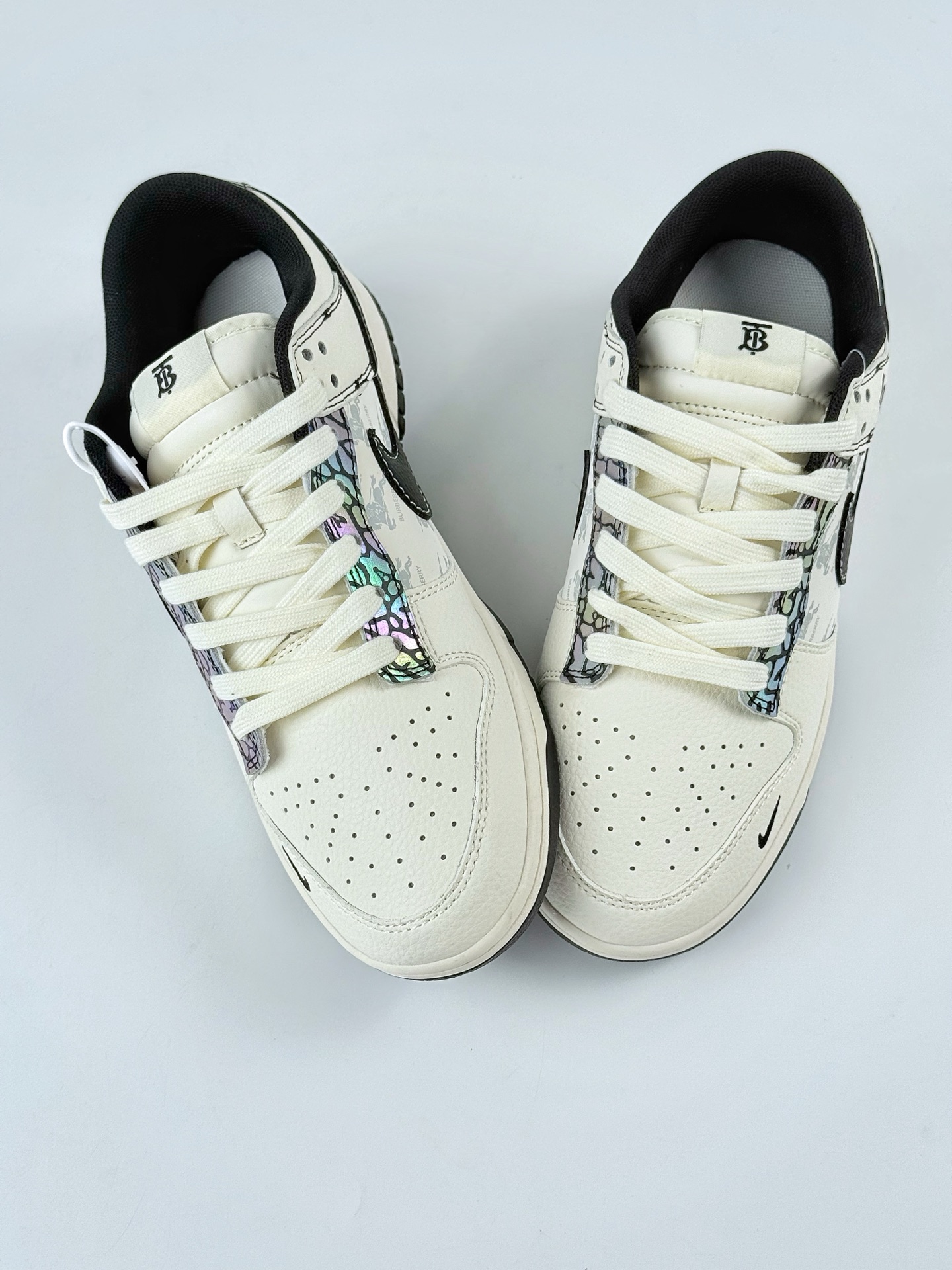 Nike SB Dunk Low x BURBERRY 白黑小勾 HS8068-030 Nike SB Dunk Low x BURBERRY 白黑小勾 HS8068-030