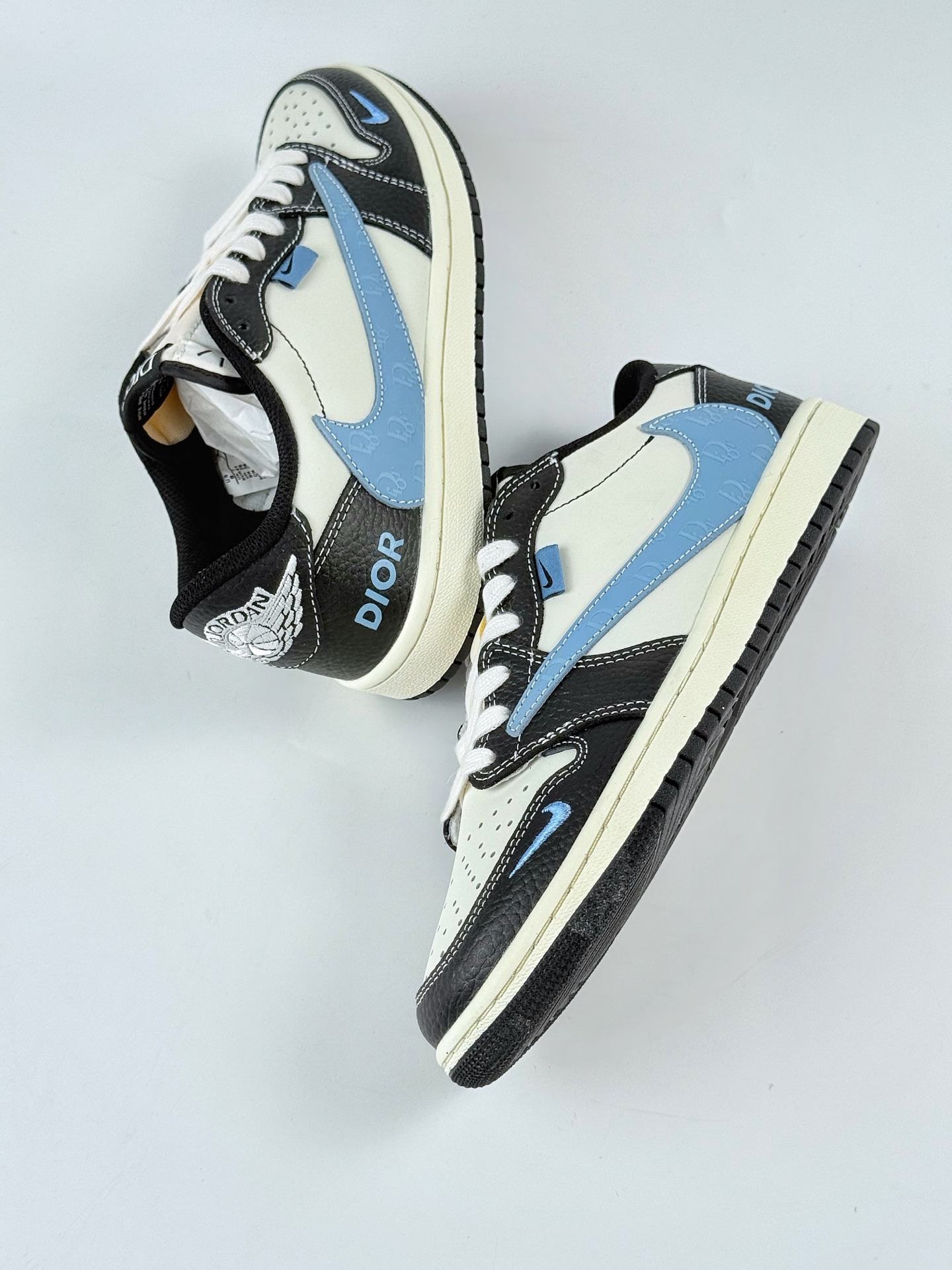Travis Scott x Nike Air Jordan 1 Low x DIOR Air Jordan 1 Low 反转黑白蓝小勾倒钩 XZ5749-003 Travis Scott x Nike Air Jordan 1 Low x DIOR Air Jordan 1 Low 反转黑白蓝小勾倒钩 XZ5749-003