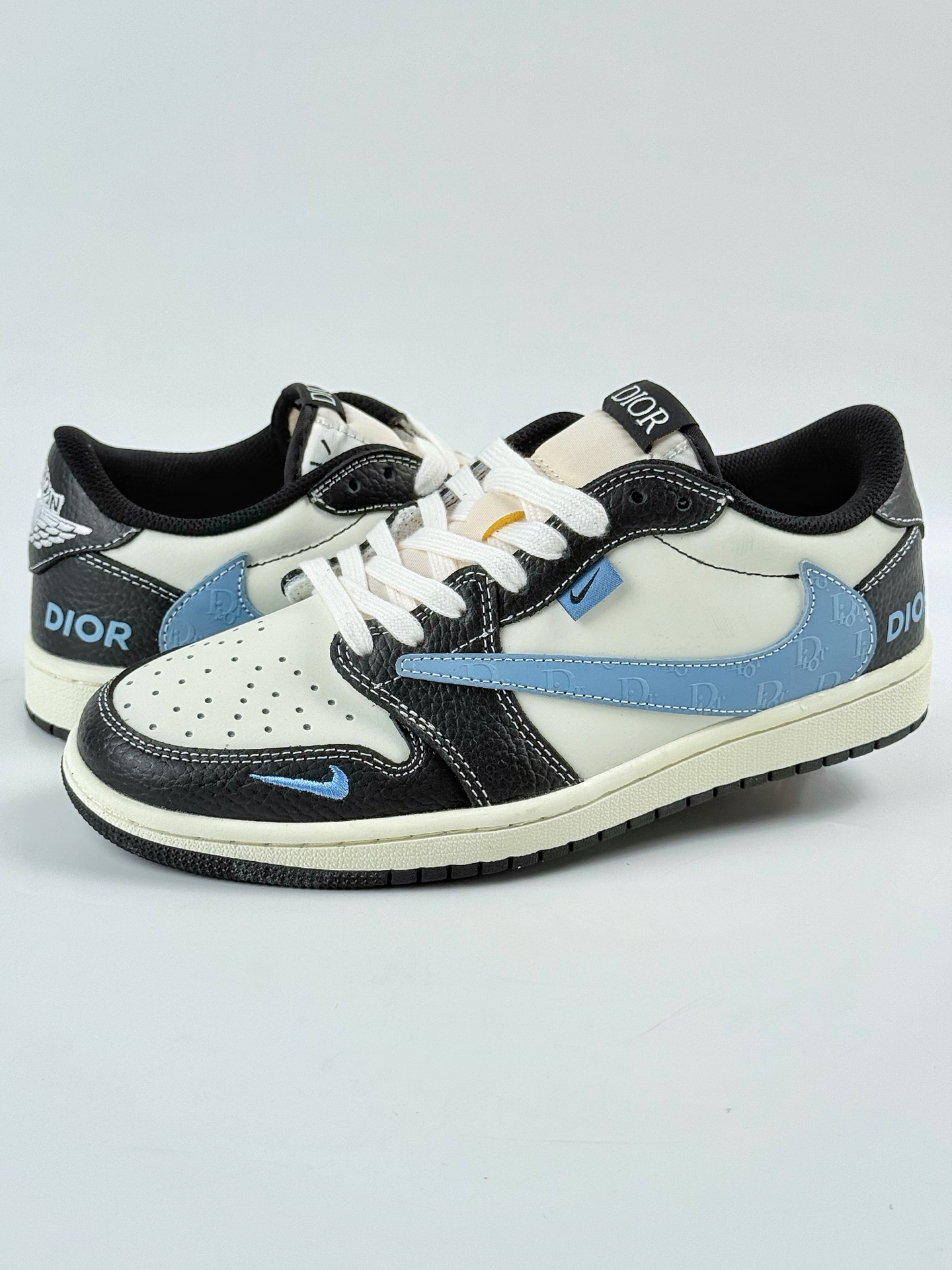 Travis Scott x Nike Air Jordan 1 Low x DIOR Air Jordan 1 Low 反转黑白蓝小勾倒钩 XZ5749-003 Travis Scott x Nike Air Jordan 1 Low x DIOR Air Jordan 1 Low 反转黑白蓝小勾倒钩 XZ5749-003