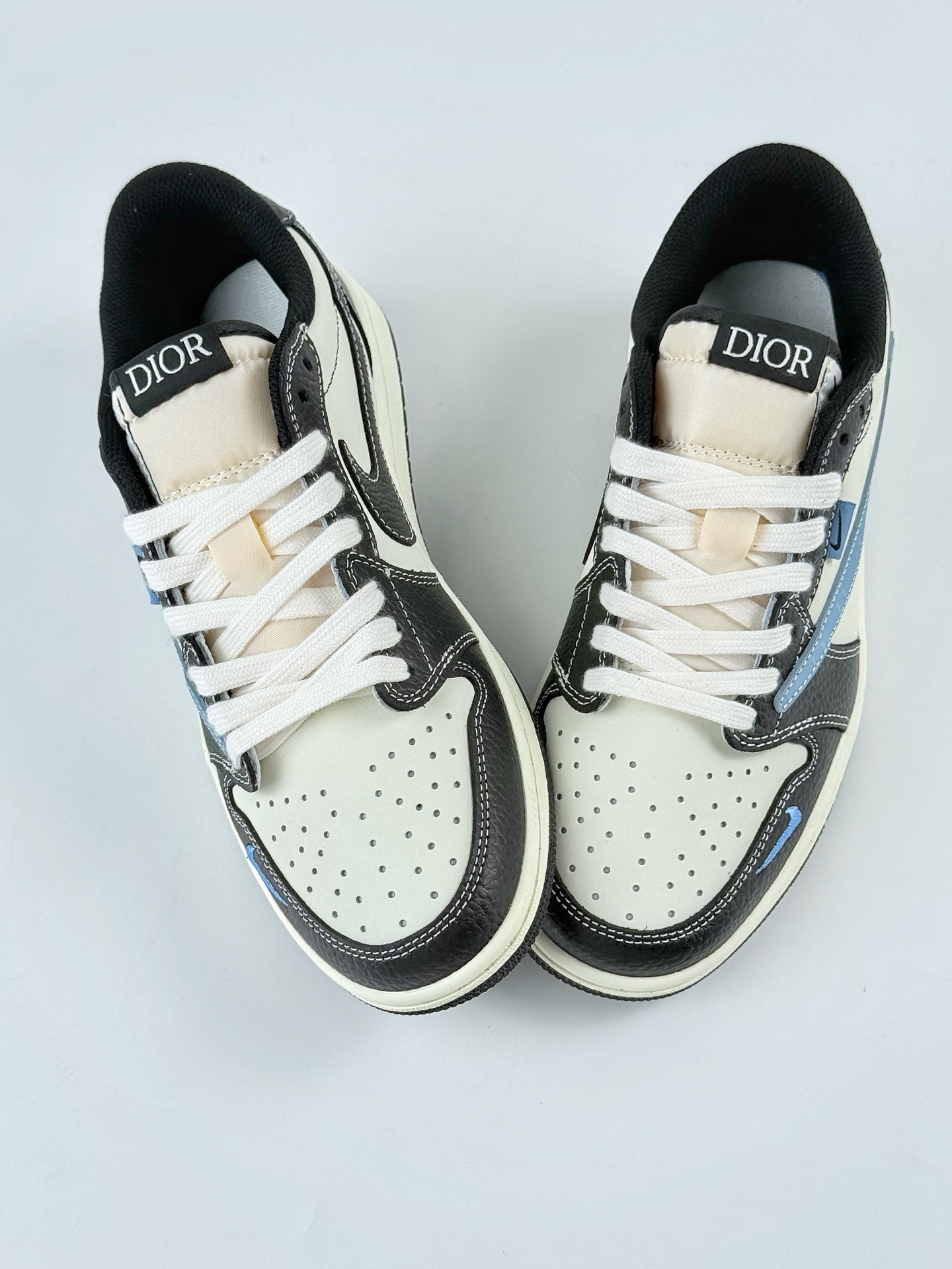 Travis Scott x Nike Air Jordan 1 Low x DIOR Air Jordan 1 Low 反转黑白蓝小勾倒钩 XZ5749-003 Travis Scott x Nike Air Jordan 1 Low x DIOR Air Jordan 1 Low 反转黑白蓝小勾倒钩 XZ5749-003