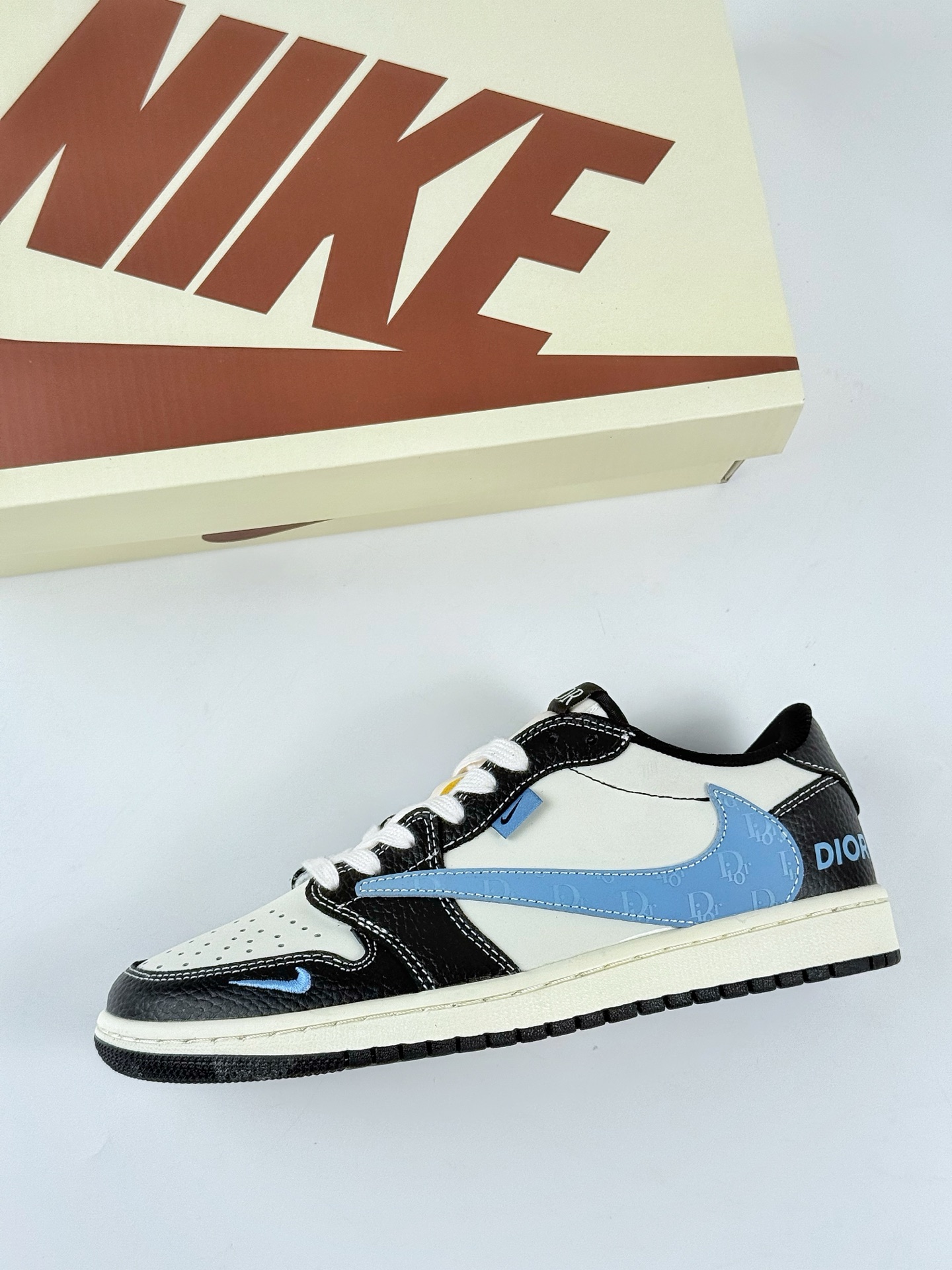 Travis Scott x Nike Air Jordan 1 Low x DIOR Air Jordan 1 Low 反转黑白蓝小勾倒钩 XZ5749-003 Travis Scott x Nike Air Jordan 1 Low x DIOR Air Jordan 1 Low 反转黑白蓝小勾倒钩 XZ5749-003