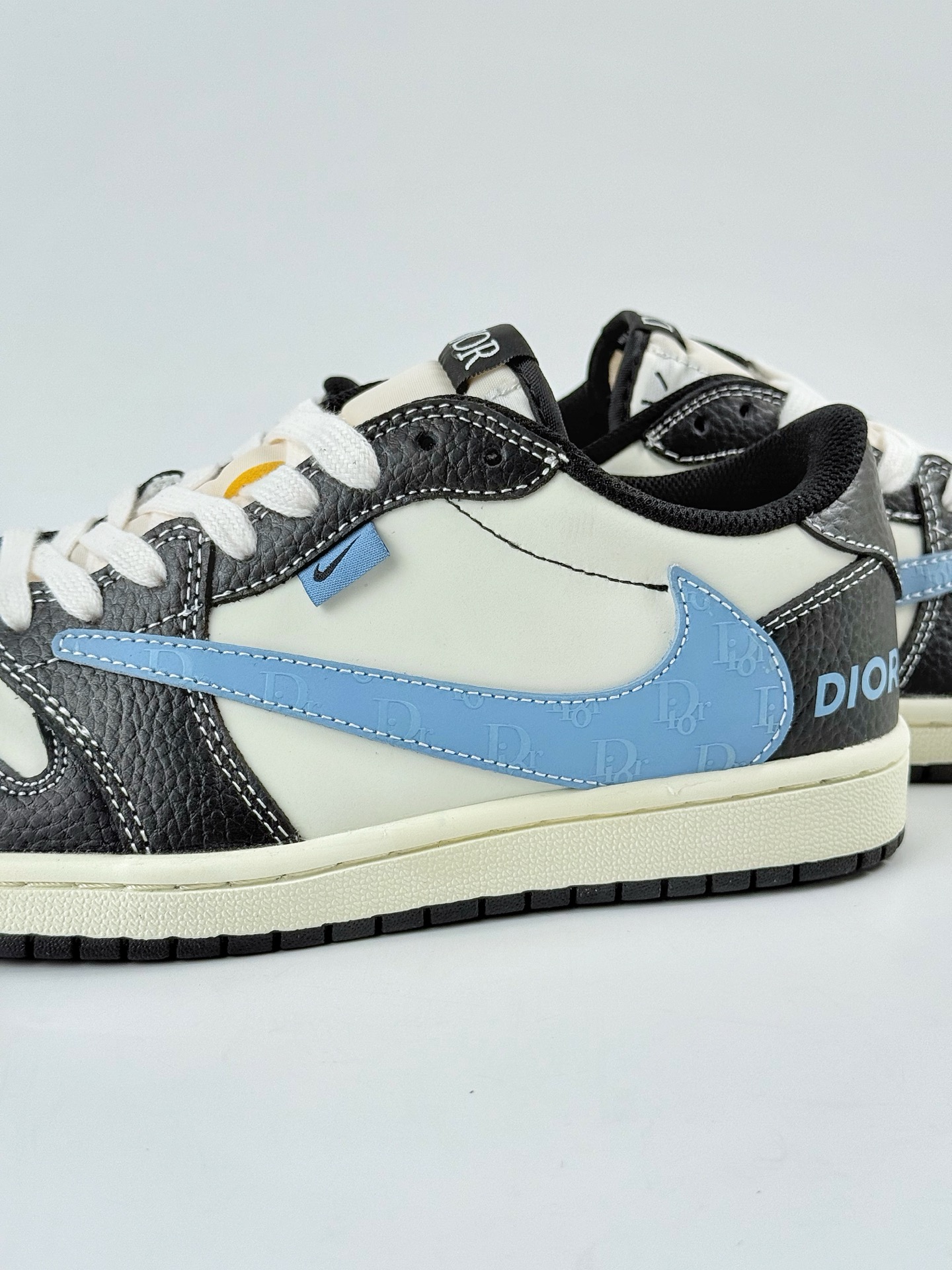 Travis Scott x Nike Air Jordan 1 Low x DIOR Air Jordan 1 Low 反转黑白蓝小勾倒钩 XZ5749-003 Travis Scott x Nike Air Jordan 1 Low x DIOR Air Jordan 1 Low 反转黑白蓝小勾倒钩 XZ5749-003
