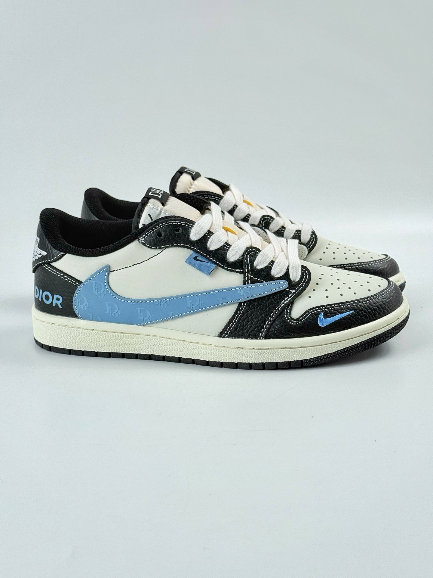 Travis Scott x Nike Air Jordan 1 Low x DIOR Air Jordan 1 Low 反转黑白蓝小勾倒钩 XZ5749-003 Travis Scott x Nike Air Jordan 1 Low x DIOR Air Jordan 1 Low 反转黑白蓝小勾倒钩 XZ5749-003