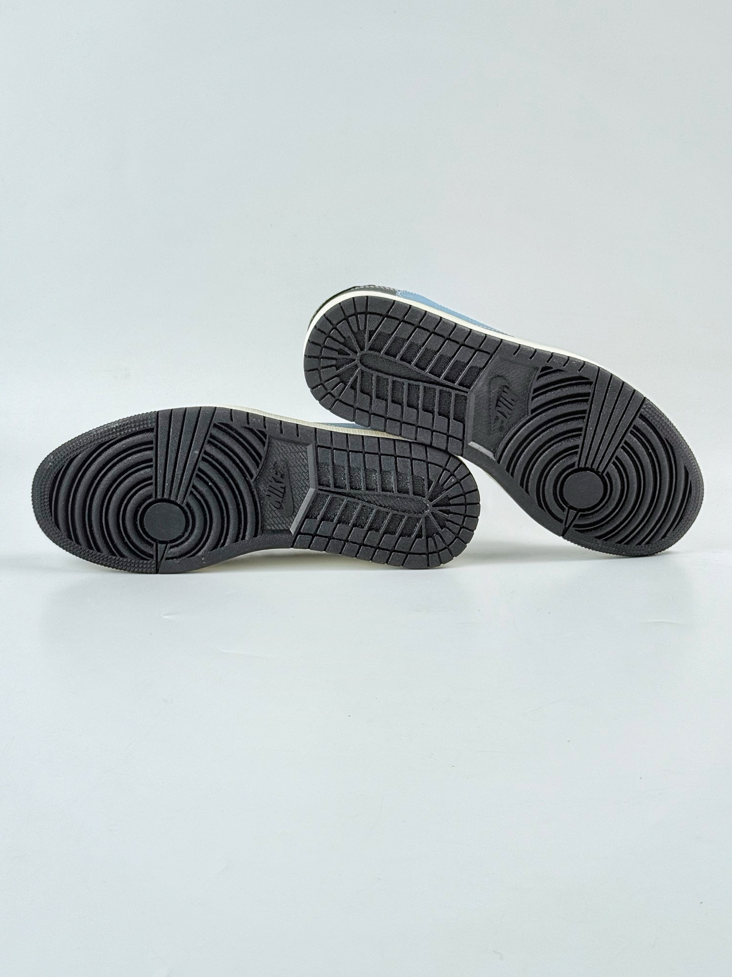 Travis Scott x Nike Air Jordan 1 Low x DIOR Air Jordan 1 Low 反转黑白蓝小勾倒钩 XZ5749-003 Travis Scott x Nike Air Jordan 1 Low x DIOR Air Jordan 1 Low 反转黑白蓝小勾倒钩 XZ5749-003