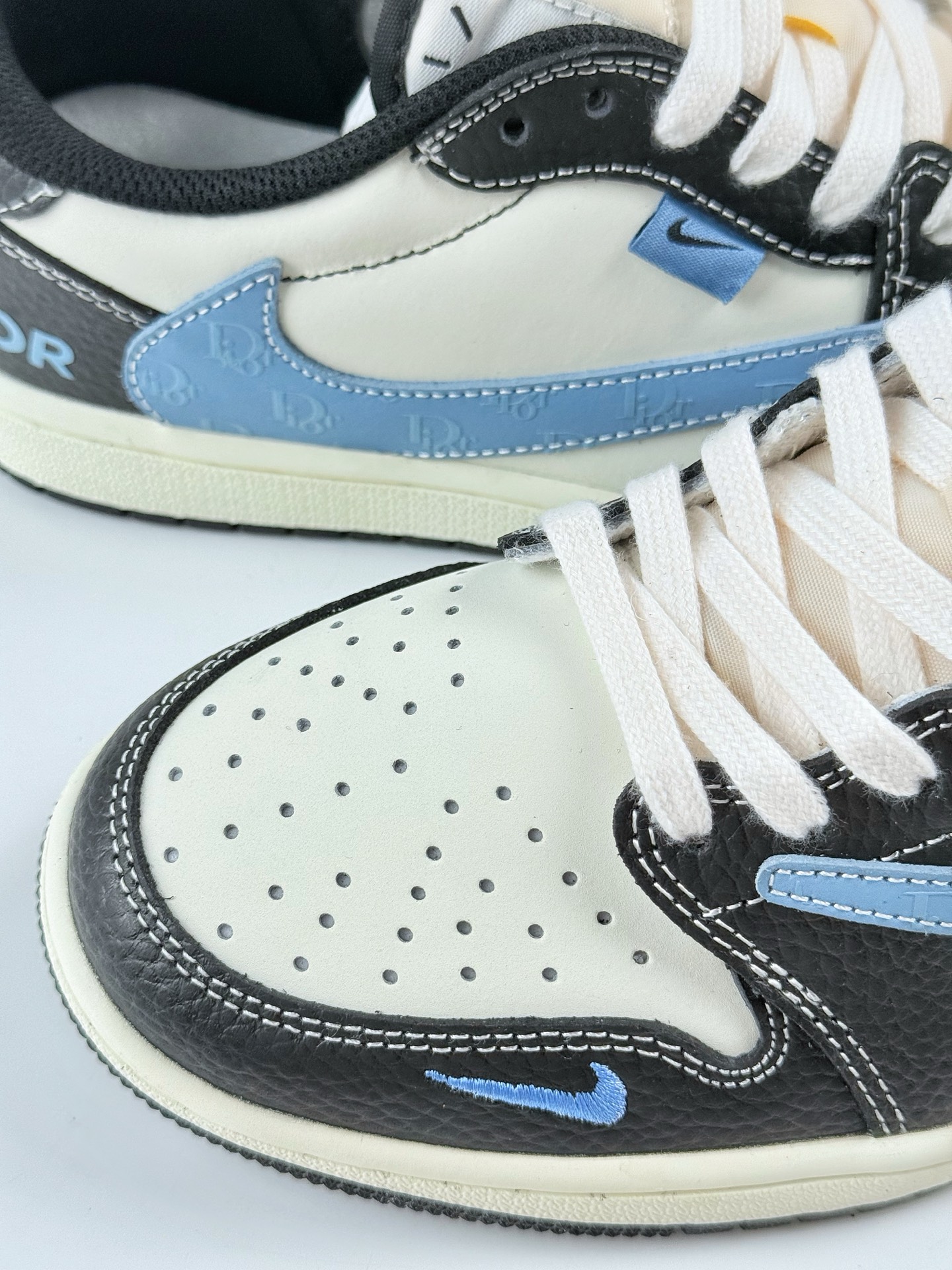 Travis Scott x Nike Air Jordan 1 Low x DIOR Air Jordan 1 Low 反转黑白蓝小勾倒钩 XZ5749-003 Travis Scott x Nike Air Jordan 1 Low x DIOR Air Jordan 1 Low 反转黑白蓝小勾倒钩 XZ5749-003