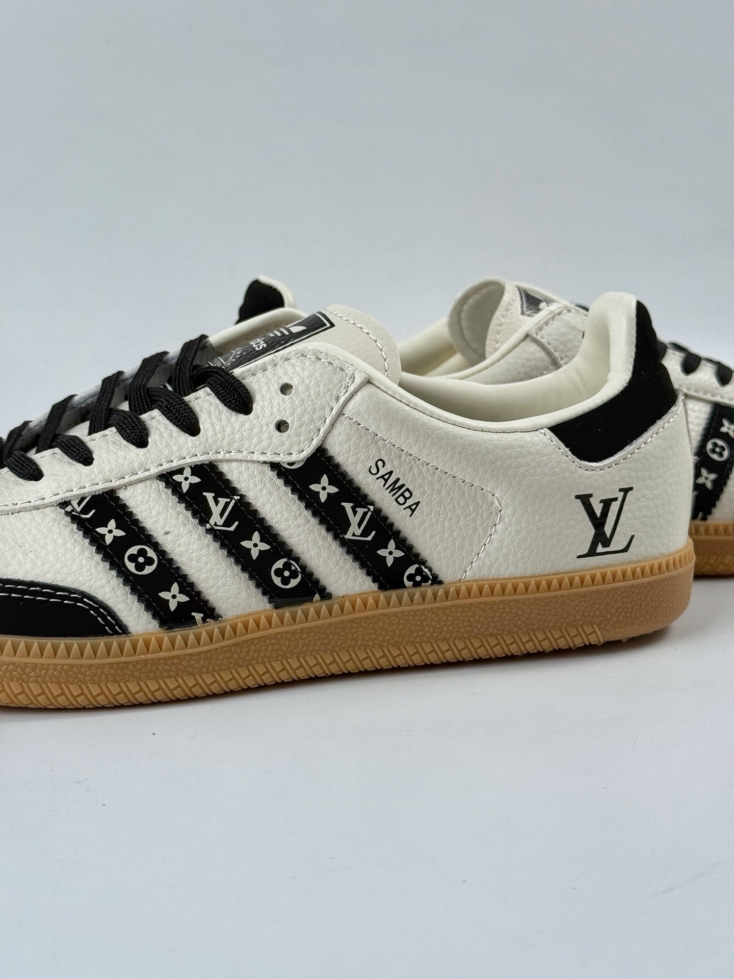 adidas originals Samba OG x Louis Vuitton 黑白 桑巴舞系列复古经典轻便板鞋 DX0003CC