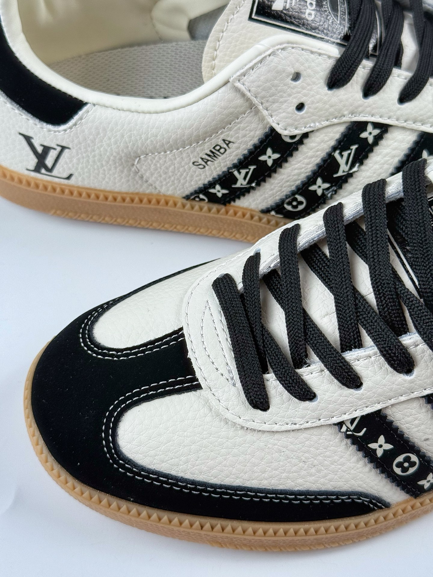 adidas originals Samba OG x Louis Vuitton 黑白 桑巴舞系列复古经典轻便板鞋 DX0003CC