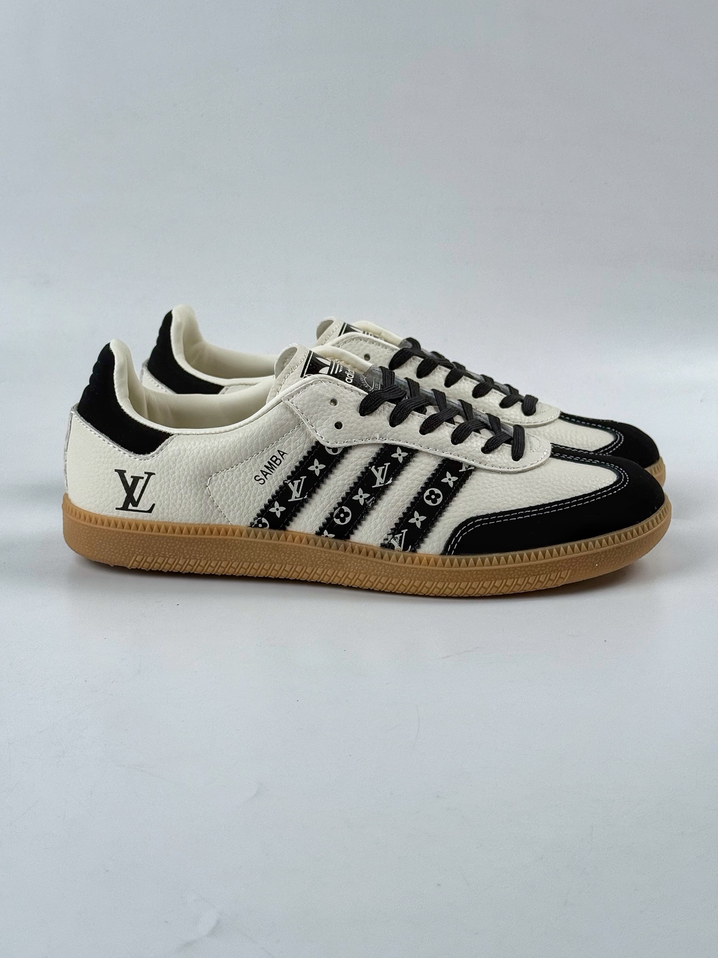 adidas originals Samba OG x Louis Vuitton 黑白 桑巴舞系列复古经典轻便板鞋 DX0003CC