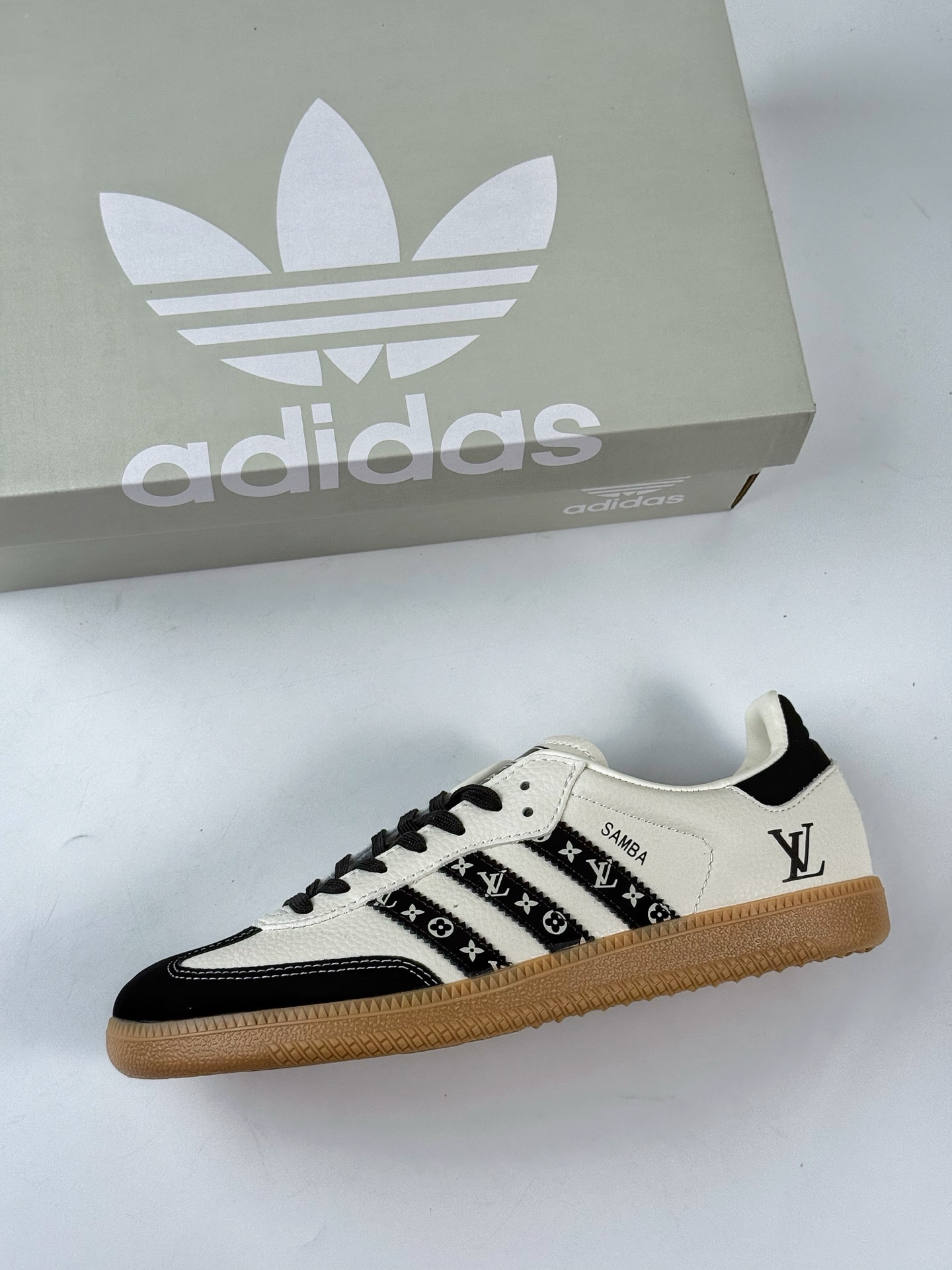 adidas originals Samba OG x Louis Vuitton 黑白 桑巴舞系列复古经典轻便板鞋 DX0003CC