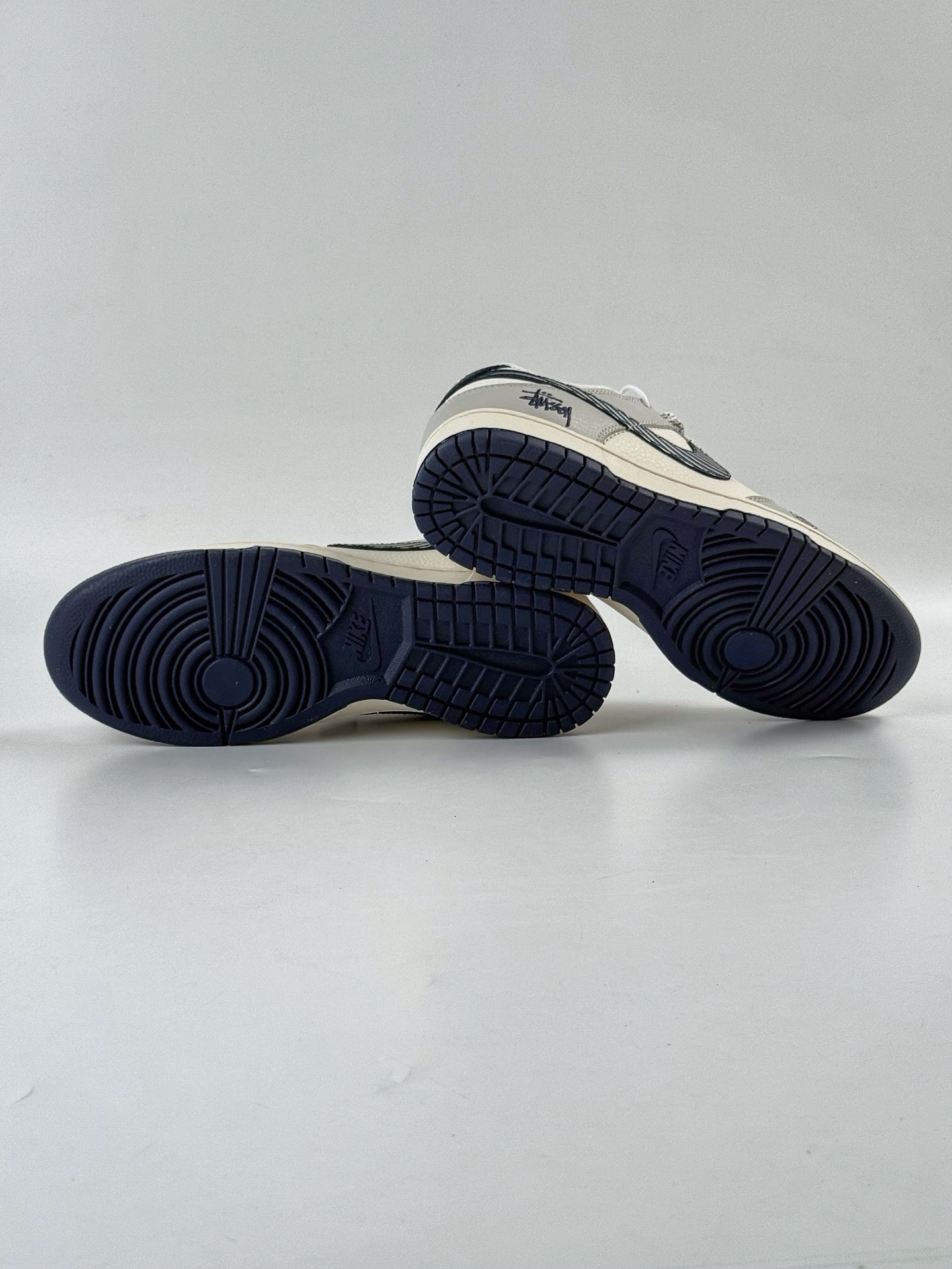 Nike SB Dunk Low x Stussy 灰白小勾满天星  XF8698-083