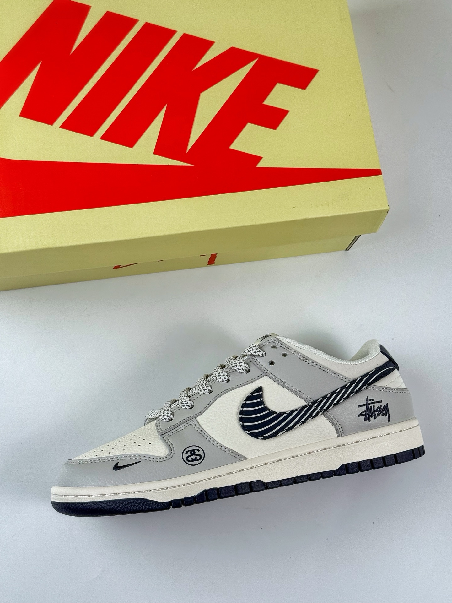 Nike SB Dunk Low x Stussy 灰白小勾满天星  XF8698-083