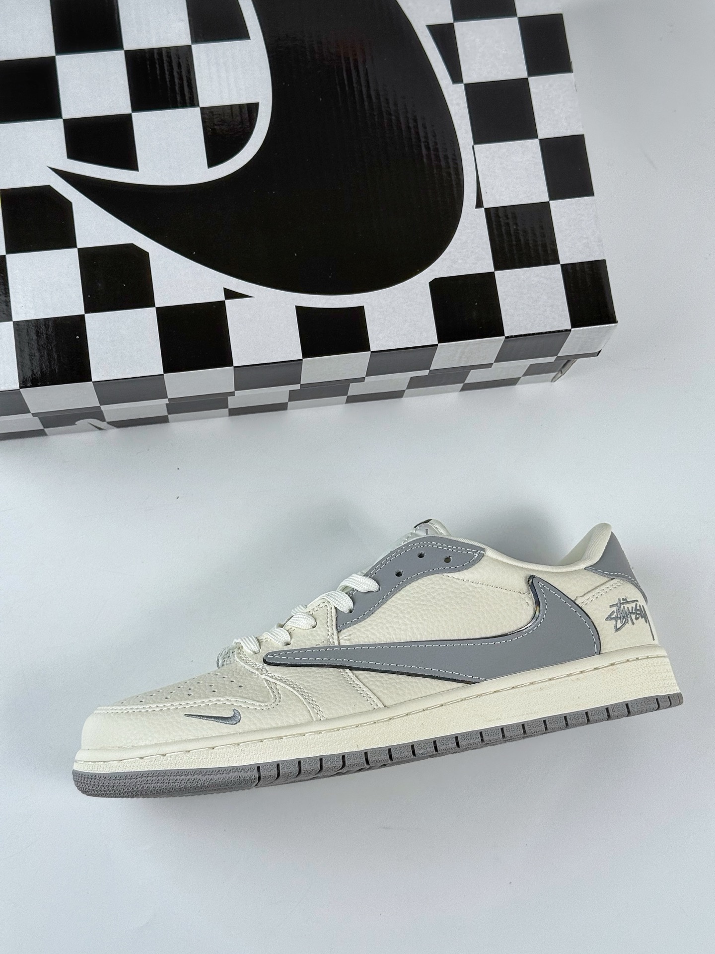 Travis Scott x Nike Air Jordan 1 Low x Stussy Air Jordan 1 Low 反转白灰小勾倒钩 XB1979-002-Chinese UA Cheap High Quatity Brand Clothes Bags handbags Sneakers wholesale wholesaler seller from China Factory suppliers Fashion Clothing Shoes best Quality Beautiful Price Travis Scott x Nike Air Jordan 1 Low x Stussy Air Jordan 1 Low 反转白灰小勾倒钩 XB1979-002