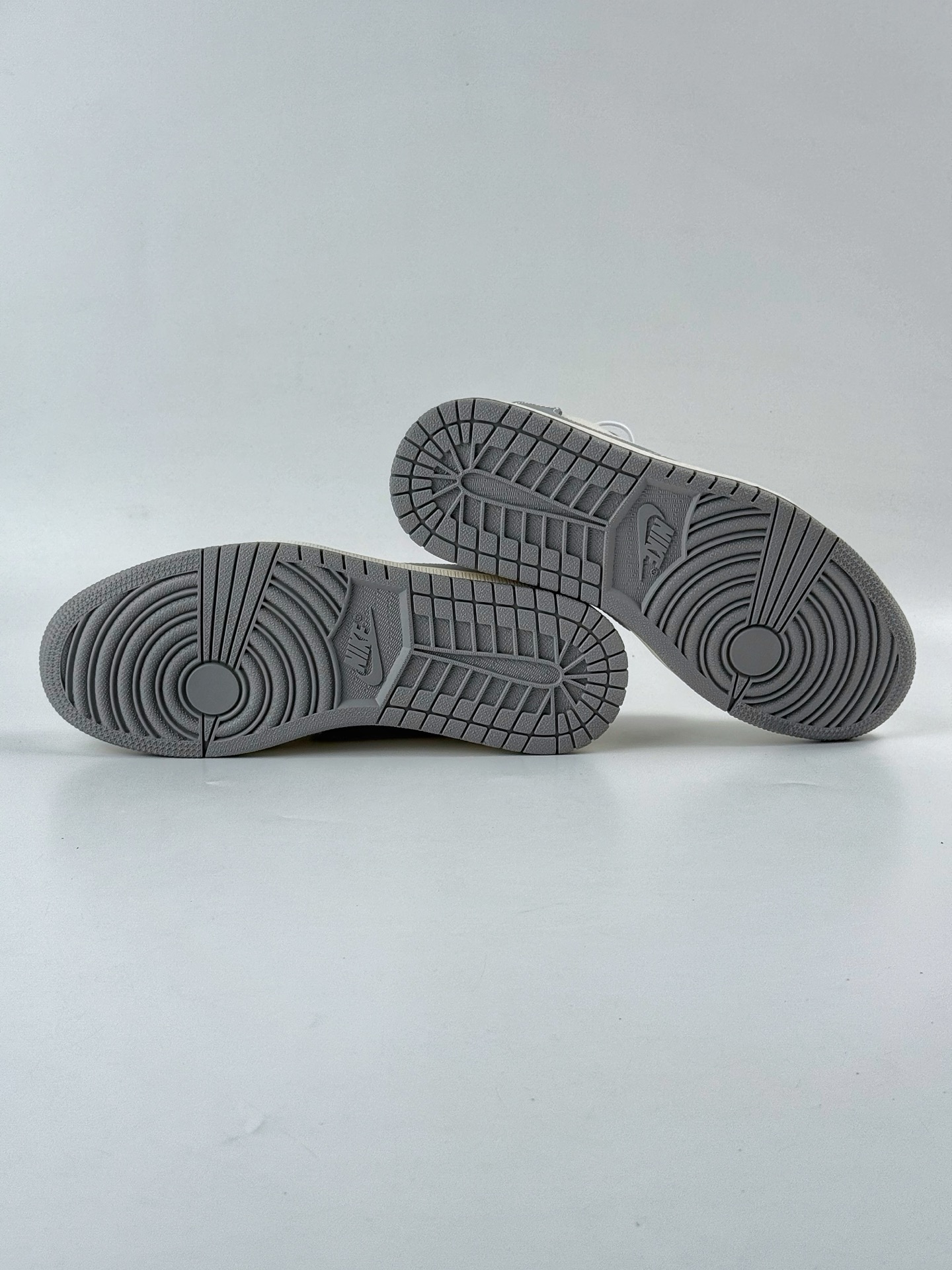 Travis Scott x Nike Air Jordan 1 Low x Stussy Air Jordan 1 Low 反转白灰小勾倒钩 XB1979-002-Chinese UA Cheap High Quatity Brand Clothes Bags handbags Sneakers wholesale wholesaler seller from China Factory suppliers Fashion Clothing Shoes best Quality Beautiful Price Travis Scott x Nike Air Jordan 1 Low x Stussy Air Jordan 1 Low 反转白灰小勾倒钩 XB1979-002