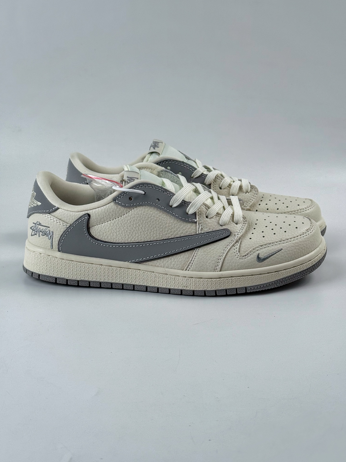 Travis Scott x Nike Air Jordan 1 Low x Stussy Air Jordan 1 Low 反转白灰小勾倒钩 XB1979-002-Chinese UA Cheap High Quatity Brand Clothes Bags handbags Sneakers wholesale wholesaler seller from China Factory suppliers Fashion Clothing Shoes best Quality Beautiful Price Travis Scott x Nike Air Jordan 1 Low x Stussy Air Jordan 1 Low 反转白灰小勾倒钩 XB1979-002