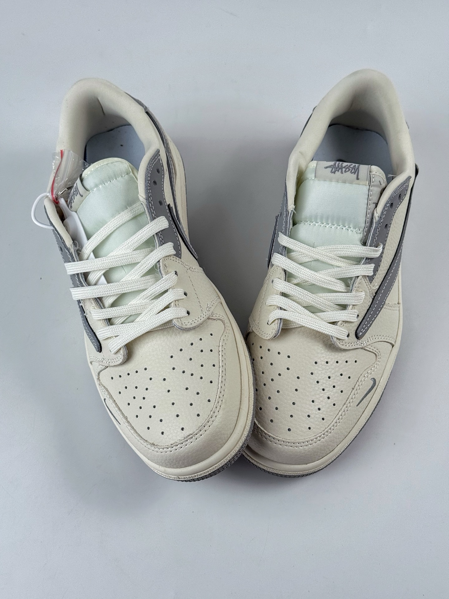Travis Scott x Nike Air Jordan 1 Low x Stussy Air Jordan 1 Low 反转白灰小勾倒钩 XB1979-002-Chinese UA Cheap High Quatity Brand Clothes Bags handbags Sneakers wholesale wholesaler seller from China Factory suppliers Fashion Clothing Shoes best Quality Beautiful Price Travis Scott x Nike Air Jordan 1 Low x Stussy Air Jordan 1 Low 反转白灰小勾倒钩 XB1979-002