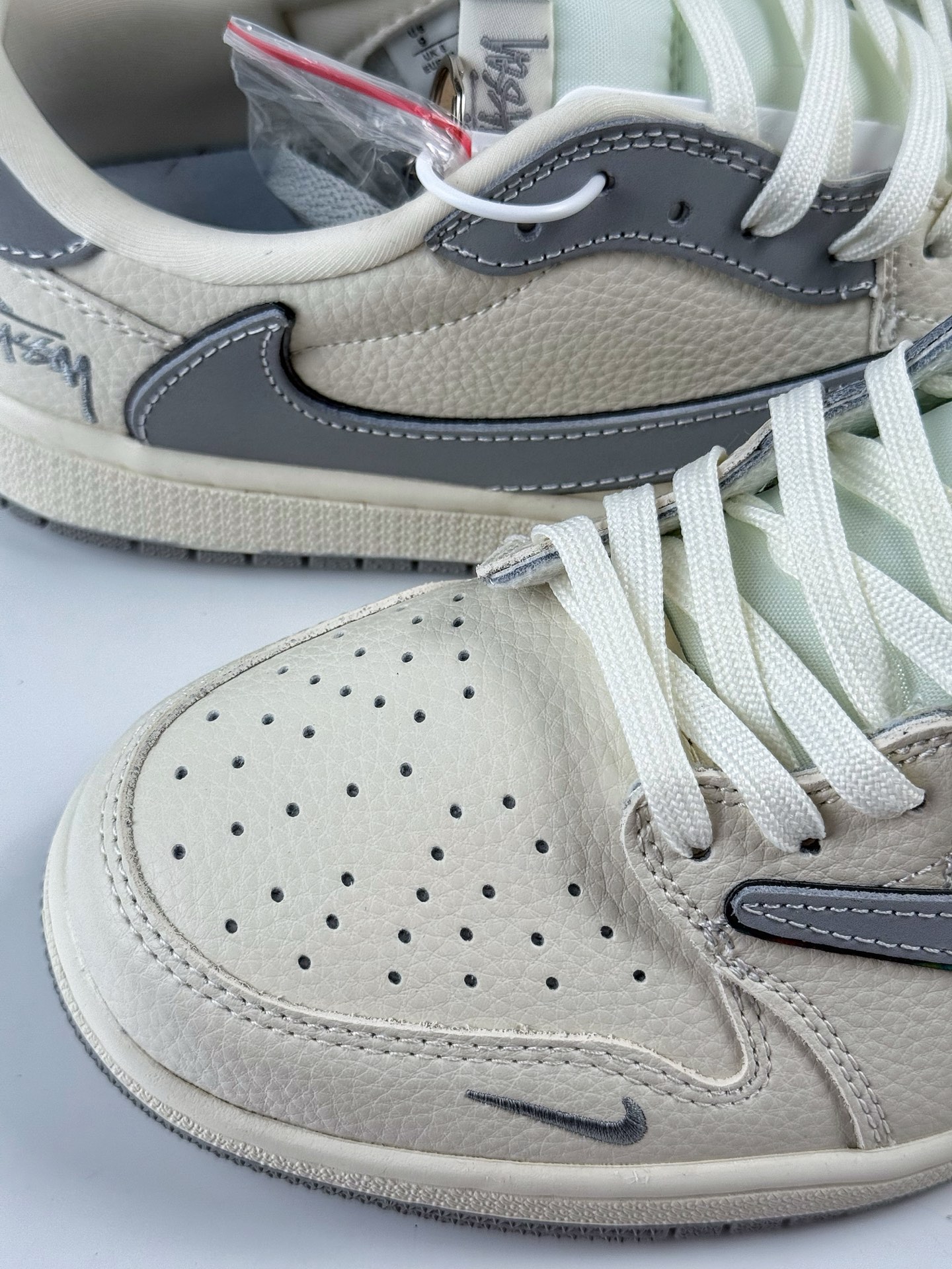 Travis Scott x Nike Air Jordan 1 Low x Stussy Air Jordan 1 Low 反转白灰小勾倒钩 XB1979-002-Chinese UA Cheap High Quatity Brand Clothes Bags handbags Sneakers wholesale wholesaler seller from China Factory suppliers Fashion Clothing Shoes best Quality Beautiful Price Travis Scott x Nike Air Jordan 1 Low x Stussy Air Jordan 1 Low 反转白灰小勾倒钩 XB1979-002