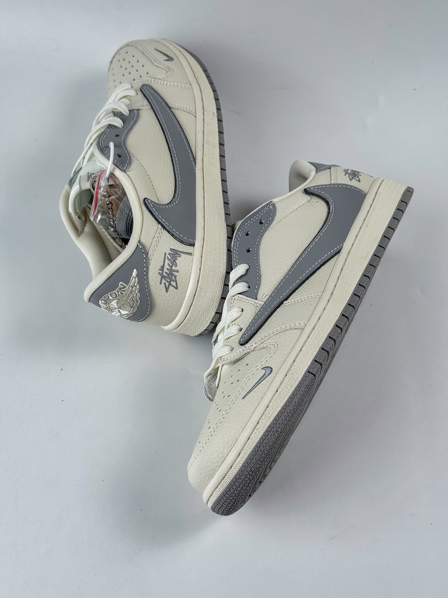 Travis Scott x Nike Air Jordan 1 Low x Stussy Air Jordan 1 Low 反转白灰小勾倒钩 XB1979-002-Chinese UA Cheap High Quatity Brand Clothes Bags handbags Sneakers wholesale wholesaler seller from China Factory suppliers Fashion Clothing Shoes best Quality Beautiful Price Travis Scott x Nike Air Jordan 1 Low x Stussy Air Jordan 1 Low 反转白灰小勾倒钩 XB1979-002