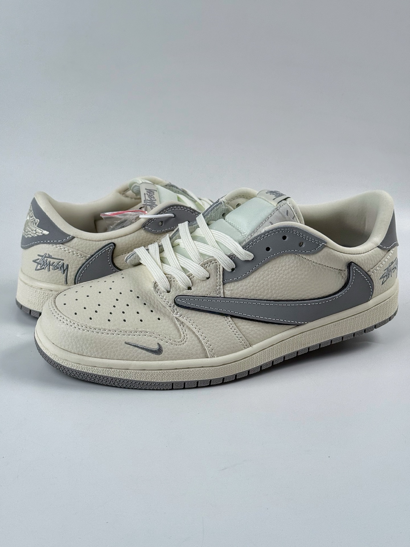Travis Scott x Nike Air Jordan 1 Low x Stussy Air Jordan 1 Low 反转白灰小勾倒钩 XB1979-002-Chinese UA Cheap High Quatity Brand Clothes Bags handbags Sneakers wholesale wholesaler seller from China Factory suppliers Fashion Clothing Shoes best Quality Beautiful Price Travis Scott x Nike Air Jordan 1 Low x Stussy Air Jordan 1 Low 反转白灰小勾倒钩 XB1979-002