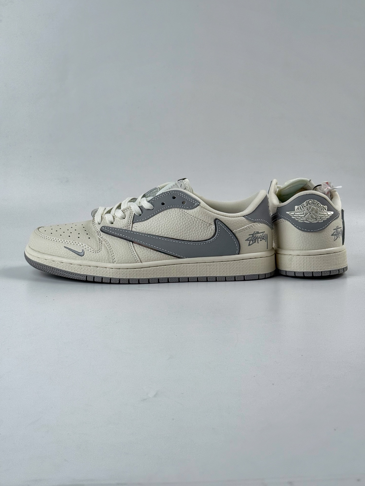 Travis Scott x Nike Air Jordan 1 Low x Stussy Air Jordan 1 Low 反转白灰小勾倒钩 XB1979-002-Chinese UA Cheap High Quatity Brand Clothes Bags handbags Sneakers wholesale wholesaler seller from China Factory suppliers Fashion Clothing Shoes best Quality Beautiful Price Travis Scott x Nike Air Jordan 1 Low x Stussy Air Jordan 1 Low 反转白灰小勾倒钩 XB1979-002