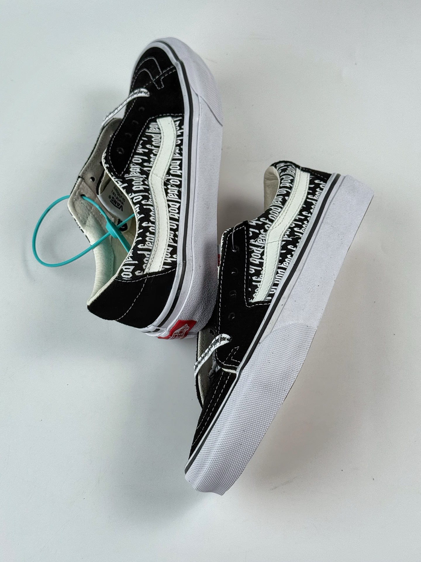定义简约百搭款 强烈推荐 Vans SK8-Low CDG 全新一代 低帮硫化帆布鞋  VN0A4UWI5ZQYK