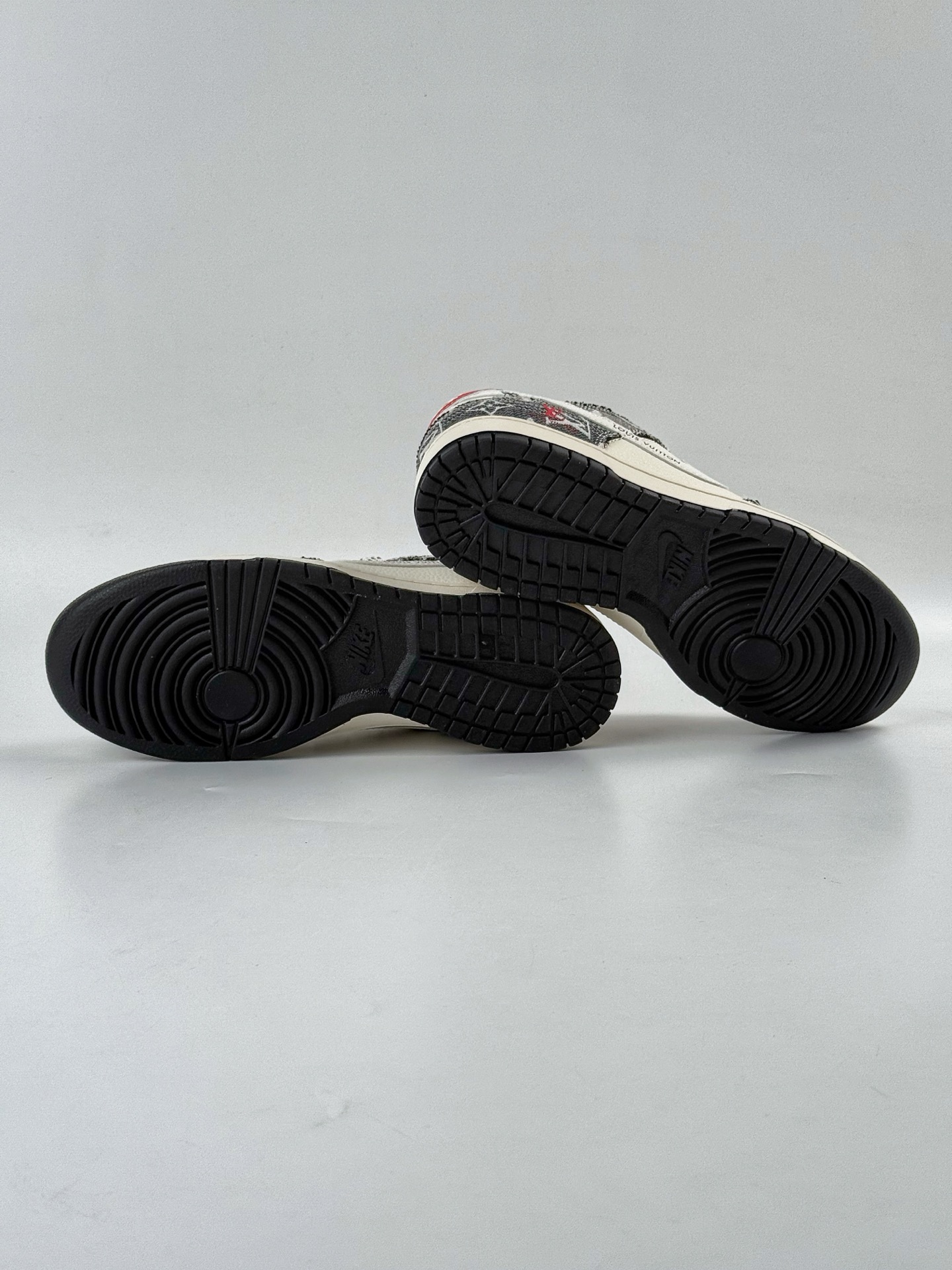 Nike SB Dunk Low x Louis Vuitton 黑白小勾满天星 FC1688-233 Nike SB Dunk Low x Louis Vuitton 黑白小勾满天星 FC1688-233