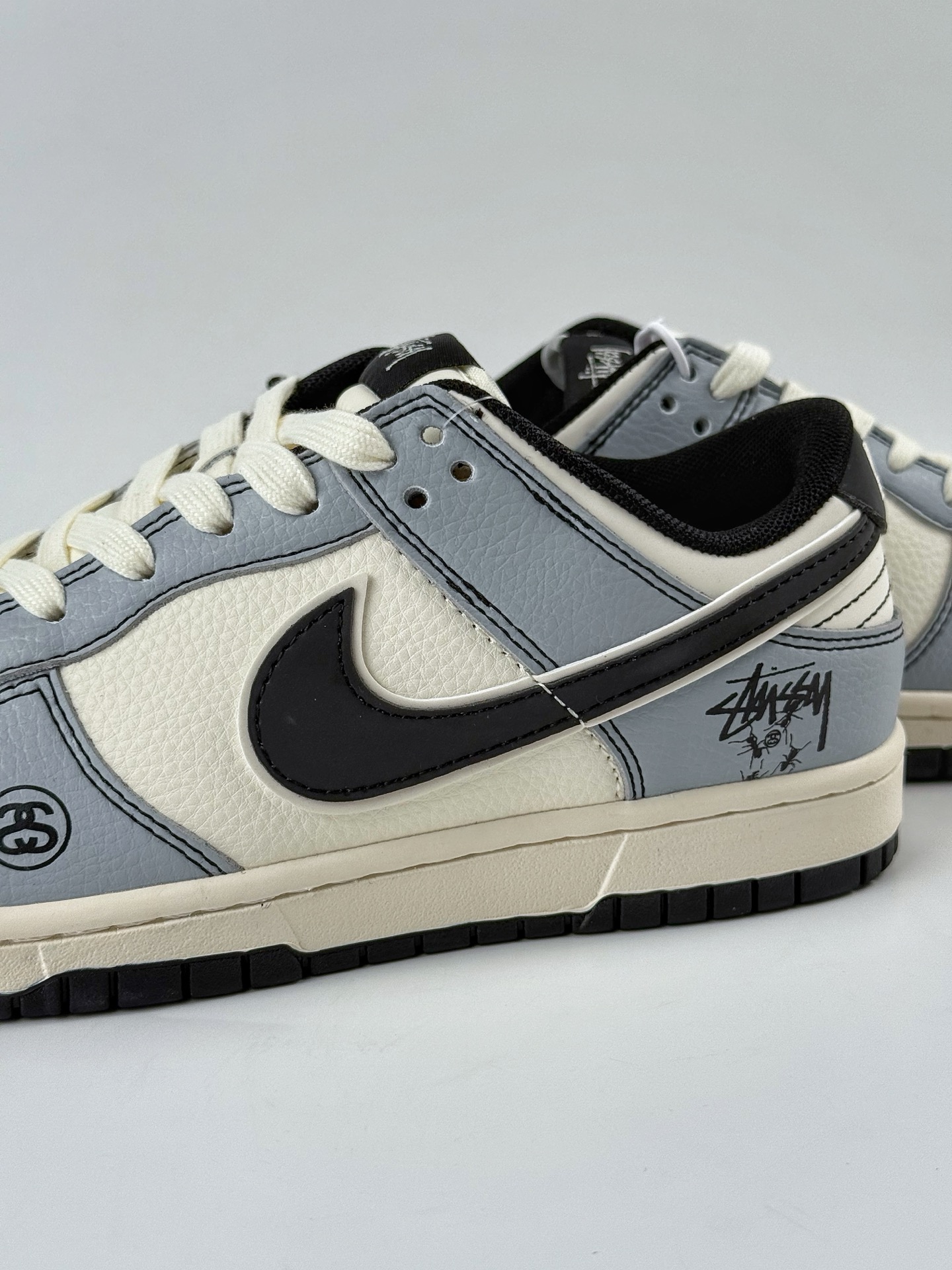 Nike SB Dunk Low x Stussy 灰白小勾 XS6089-596 Nike SB Dunk Low x Stussy 灰白小勾 XS6089-596