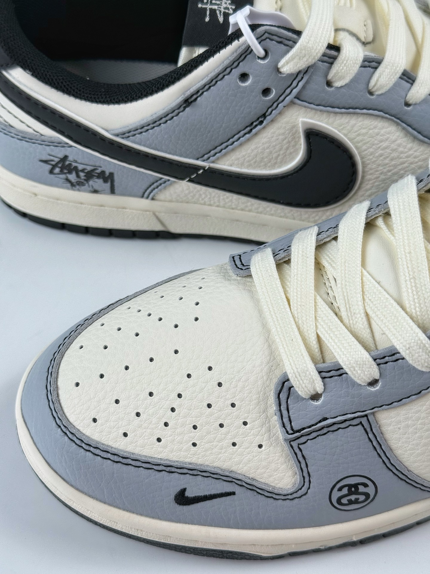 Nike SB Dunk Low x Stussy 灰白小勾 XS6089-596 Nike SB Dunk Low x Stussy 灰白小勾 XS6089-596