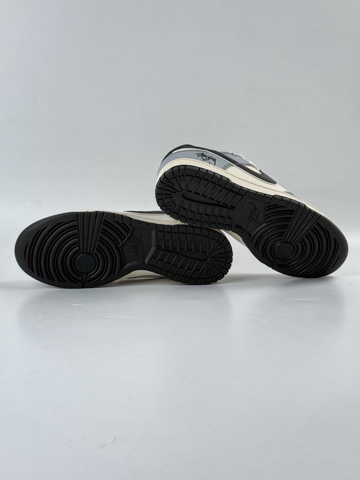 Nike SB Dunk Low x Stussy 灰白小勾 XS6089-596 Nike SB Dunk Low x Stussy 灰白小勾 XS6089-596