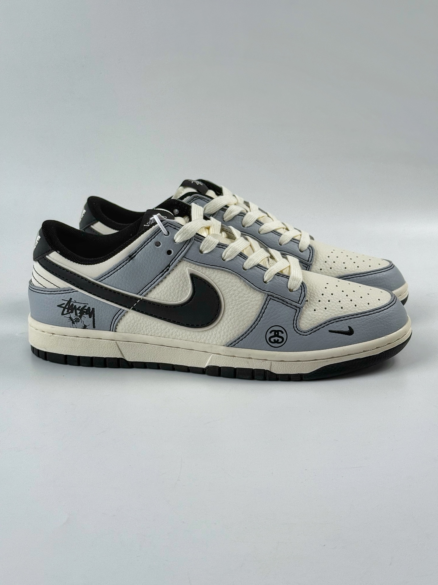 Nike SB Dunk Low x Stussy 灰白小勾 XS6089-596 Nike SB Dunk Low x Stussy 灰白小勾 XS6089-596