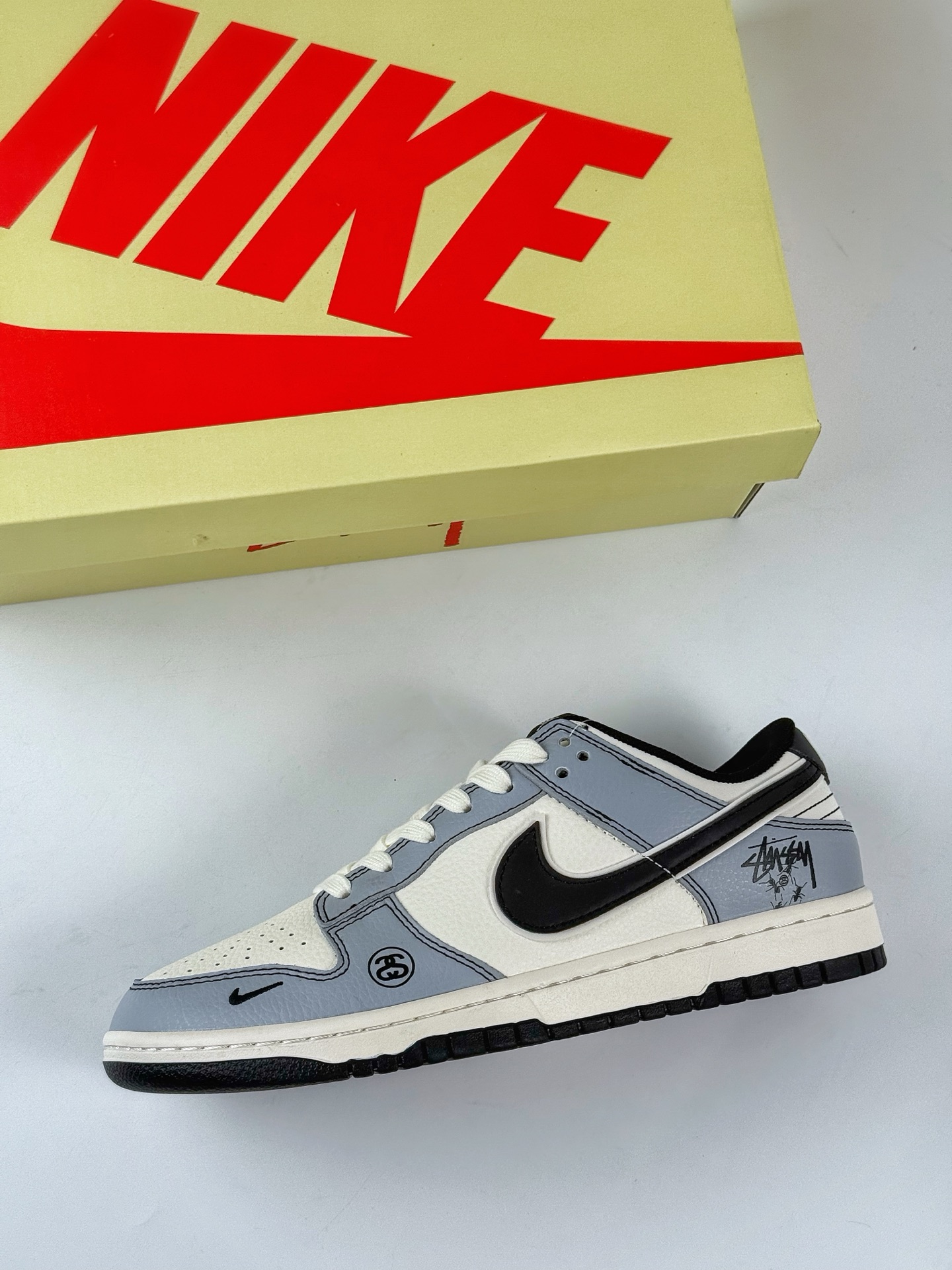Nike SB Dunk Low x Stussy 灰白小勾 XS6089-596 Nike SB Dunk Low x Stussy 灰白小勾 XS6089-596