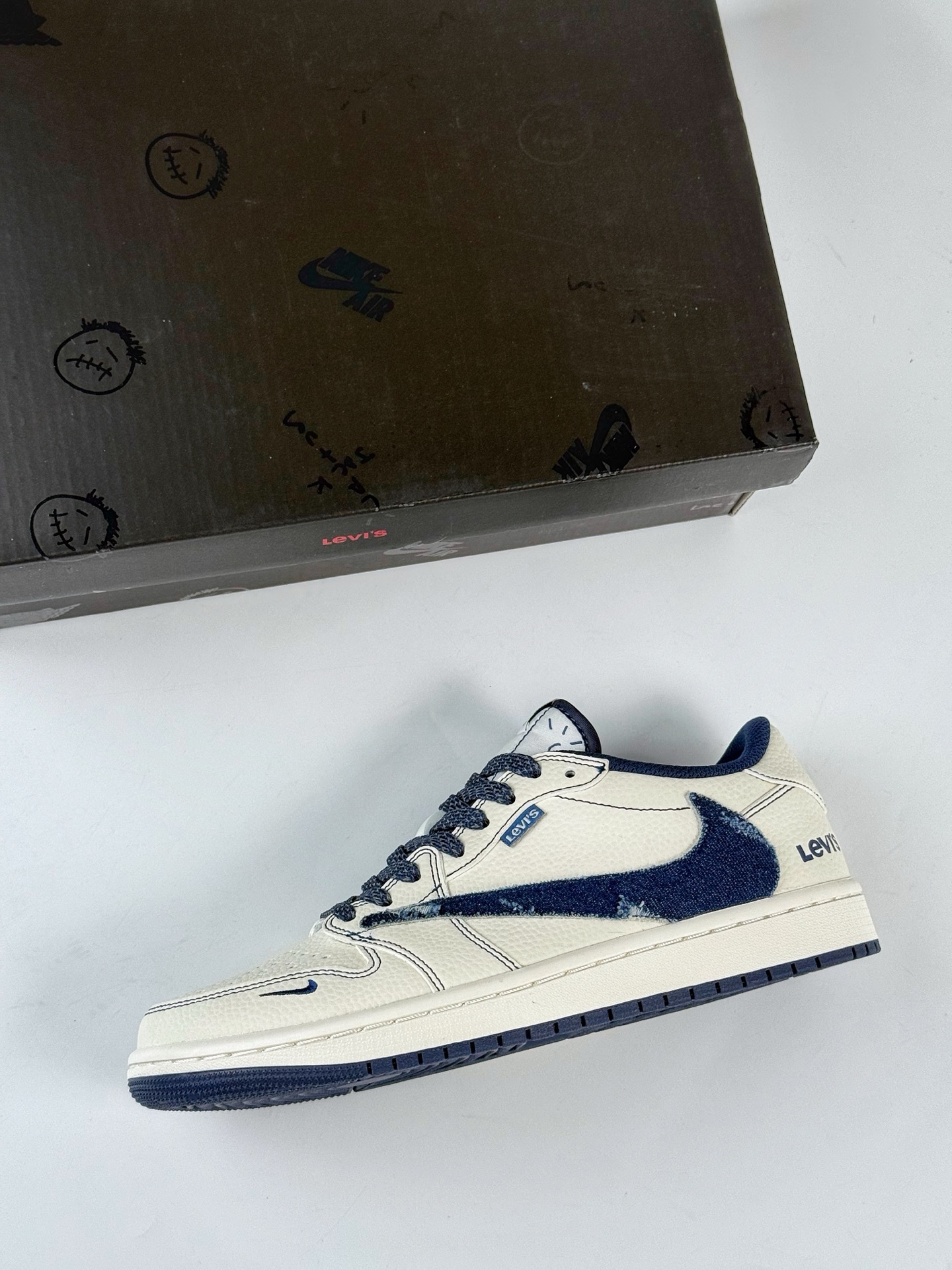 Travis Scott x Nike Air Jordan 1 Low x Levi's Air Jordan 1 Low 反转白蓝小勾满天星倒钩 LE2436-136 Travis Scott x Nike Air Jordan 1 Low x Levi's Air Jordan 1 Low 反转白蓝小勾满天星倒钩 LE2436-136