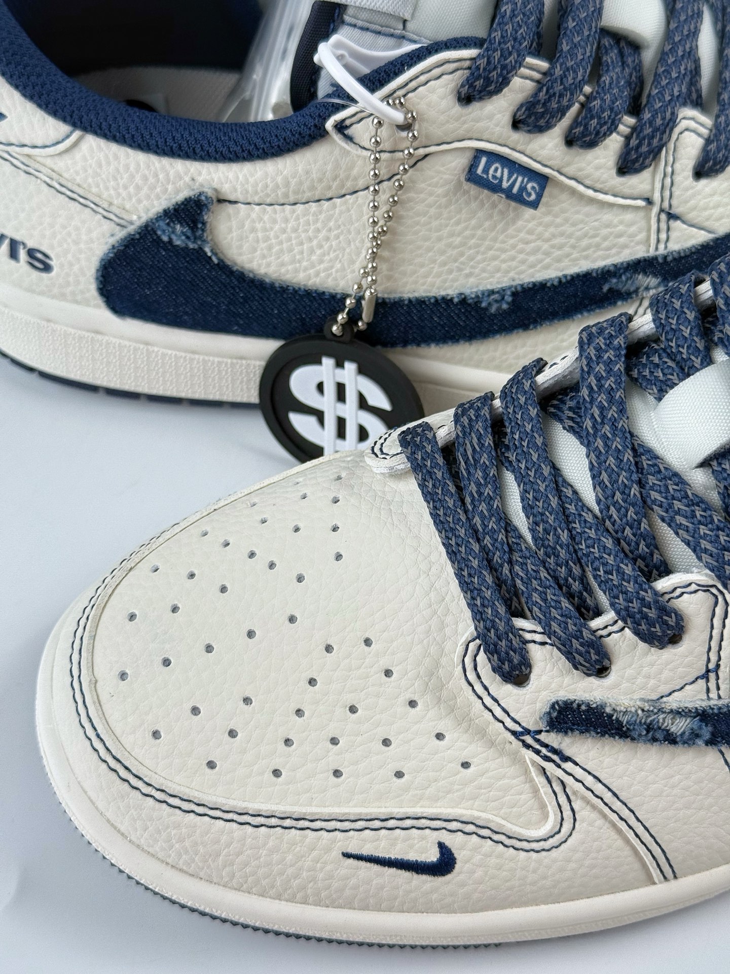 Travis Scott x Nike Air Jordan 1 Low x Levi's Air Jordan 1 Low 反转白蓝小勾满天星倒钩 LE2436-136 Travis Scott x Nike Air Jordan 1 Low x Levi's Air Jordan 1 Low 反转白蓝小勾满天星倒钩 LE2436-136