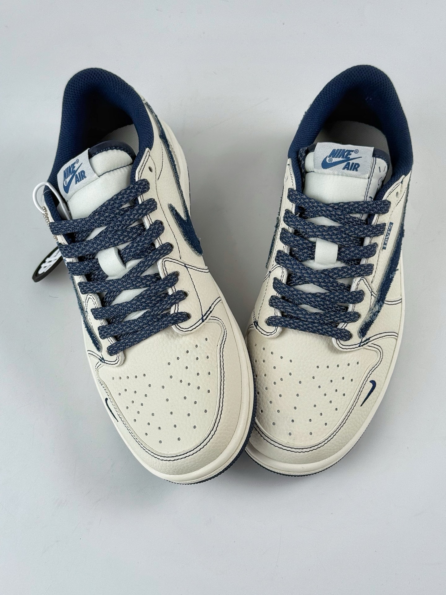 Travis Scott x Nike Air Jordan 1 Low x Levi's Air Jordan 1 Low 反转白蓝小勾满天星倒钩 LE2436-136 Travis Scott x Nike Air Jordan 1 Low x Levi's Air Jordan 1 Low 反转白蓝小勾满天星倒钩 LE2436-136