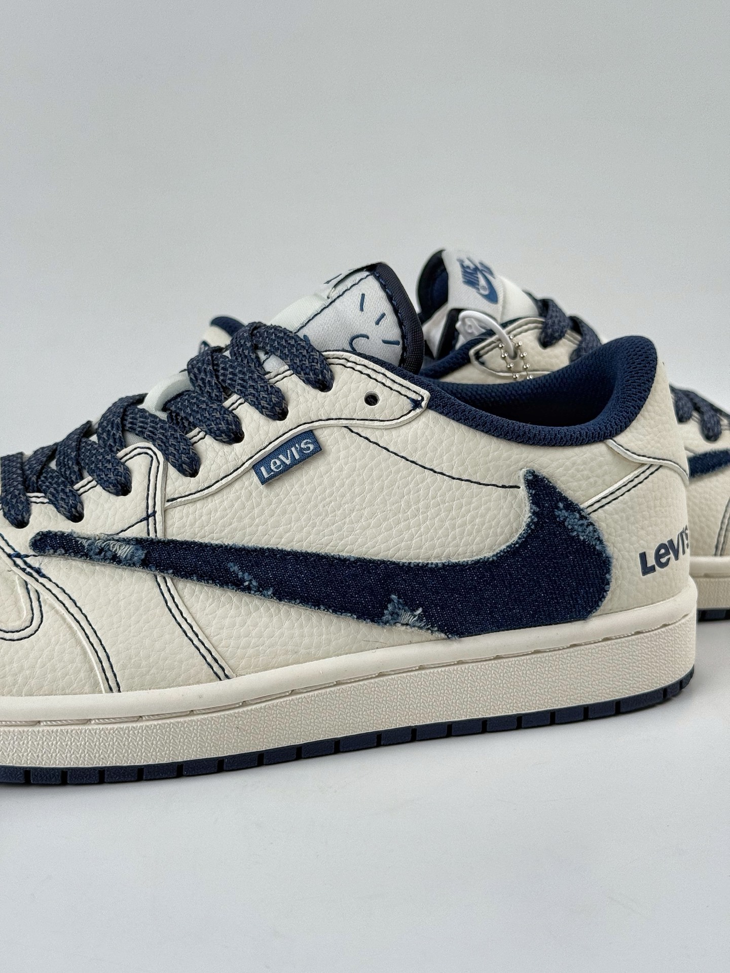 Travis Scott x Nike Air Jordan 1 Low x Levi's Air Jordan 1 Low 反转白蓝小勾满天星倒钩 LE2436-136 Travis Scott x Nike Air Jordan 1 Low x Levi's Air Jordan 1 Low 反转白蓝小勾满天星倒钩 LE2436-136
