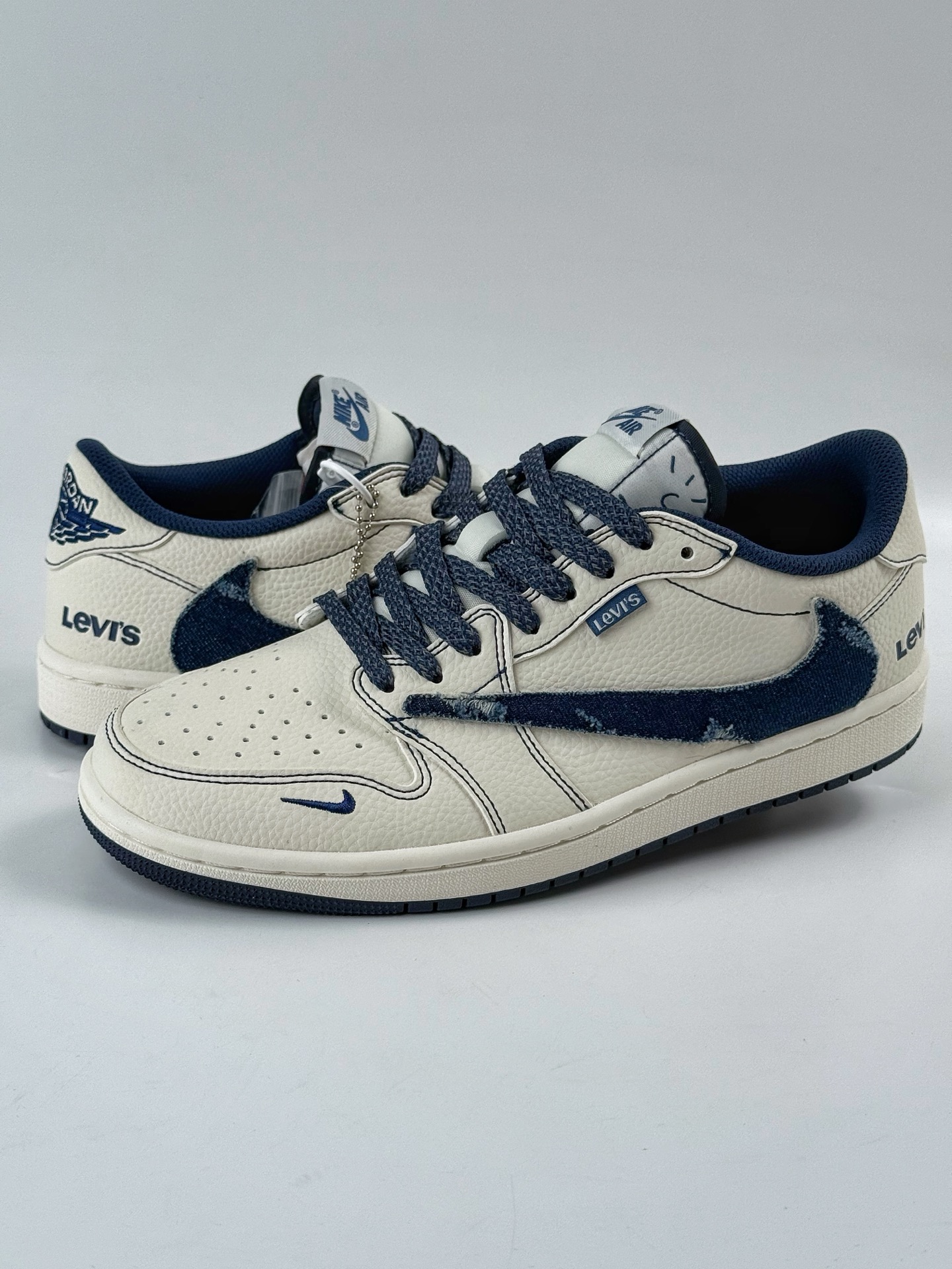 Travis Scott x Nike Air Jordan 1 Low x Levi’s Air Jordan 1 Low 反转白蓝小勾满天星倒钩 LE2436-136 Travis Scott x Nike Air Jordan 1 Low x Levi’s Air Jordan 1 Low 反转白蓝小勾满天星倒钩 LE2436-136