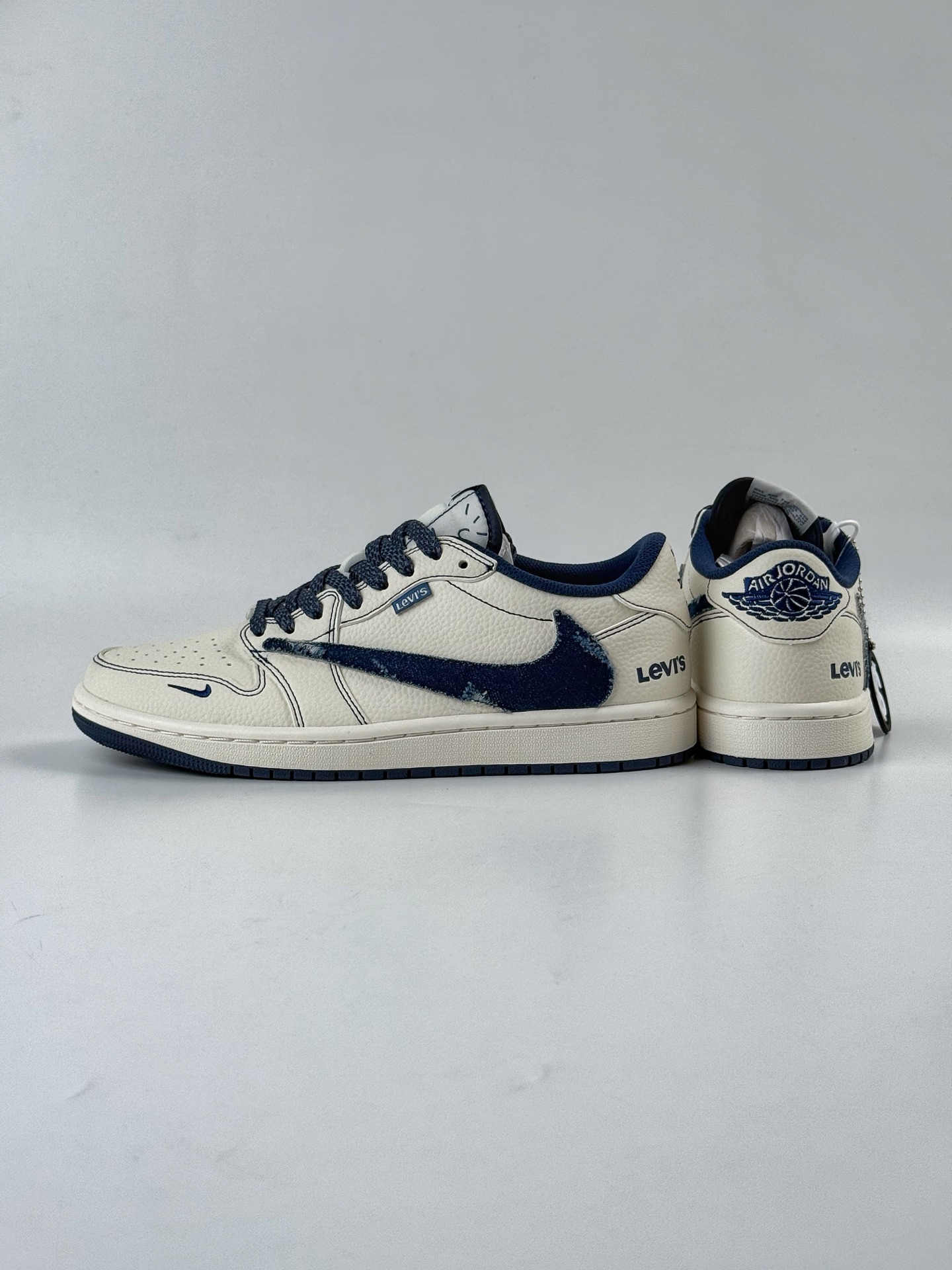 Travis Scott x Nike Air Jordan 1 Low x Levi's Air Jordan 1 Low 反转白蓝小勾满天星倒钩 LE2436-136 Travis Scott x Nike Air Jordan 1 Low x Levi's Air Jordan 1 Low 反转白蓝小勾满天星倒钩 LE2436-136