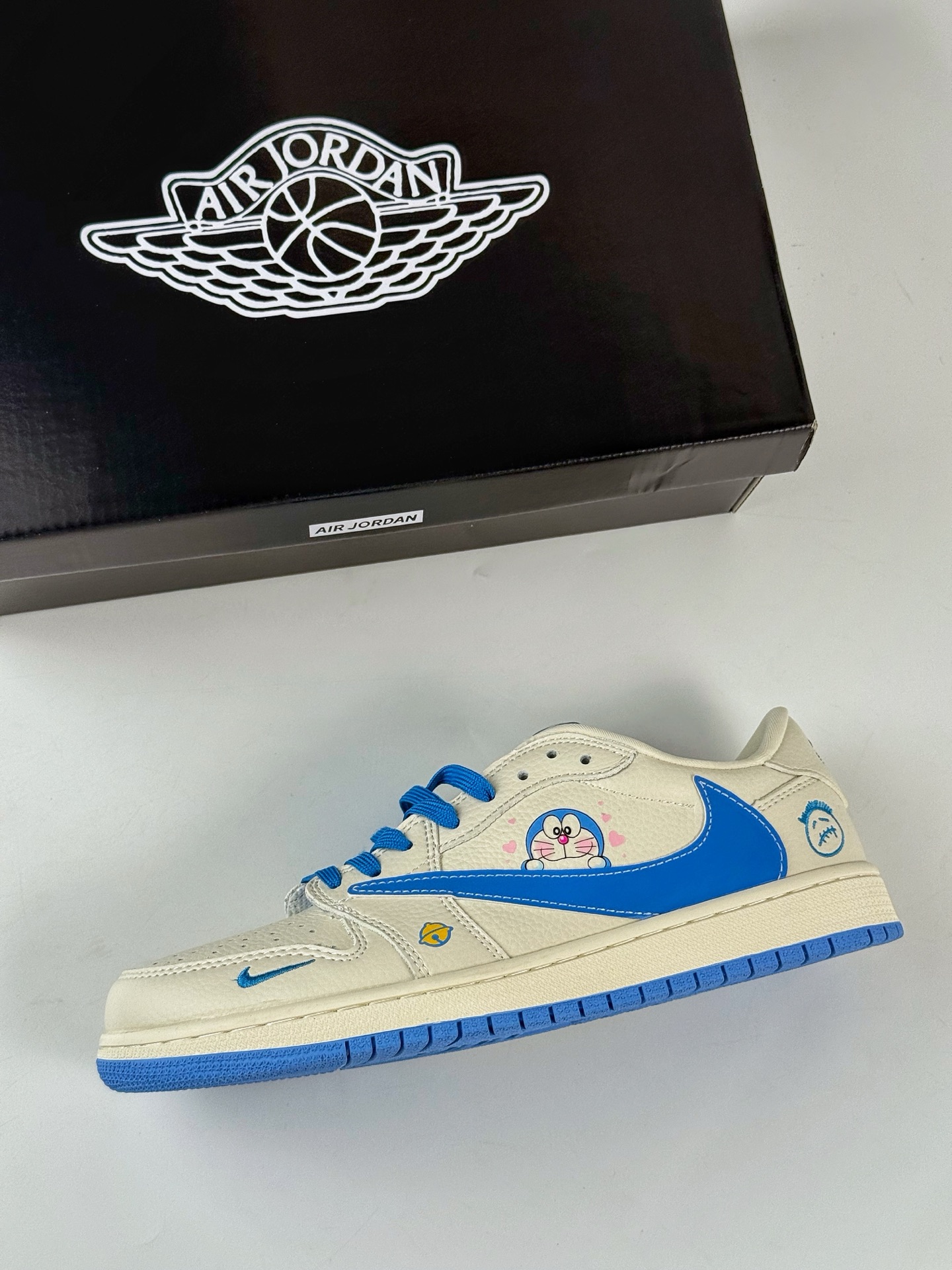 Travis Scott x Nike Air Jordan 1 Low Air Jordan 1 Low 反转叮当猫涂鸦小勾倒钩  XS2024-068