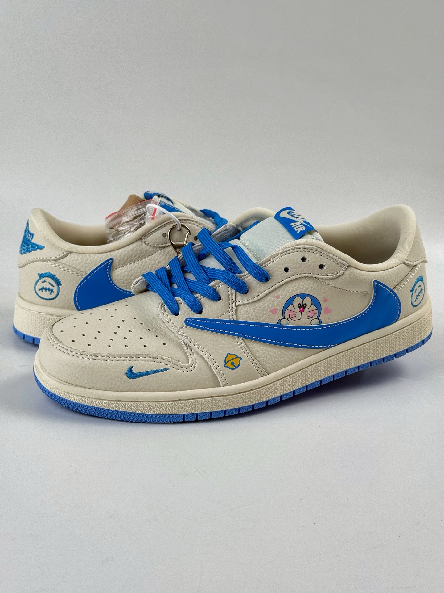 Travis Scott x Nike Air Jordan 1 Low Air Jordan 1 Low 反转叮当猫涂鸦小勾倒钩  XS2024-068