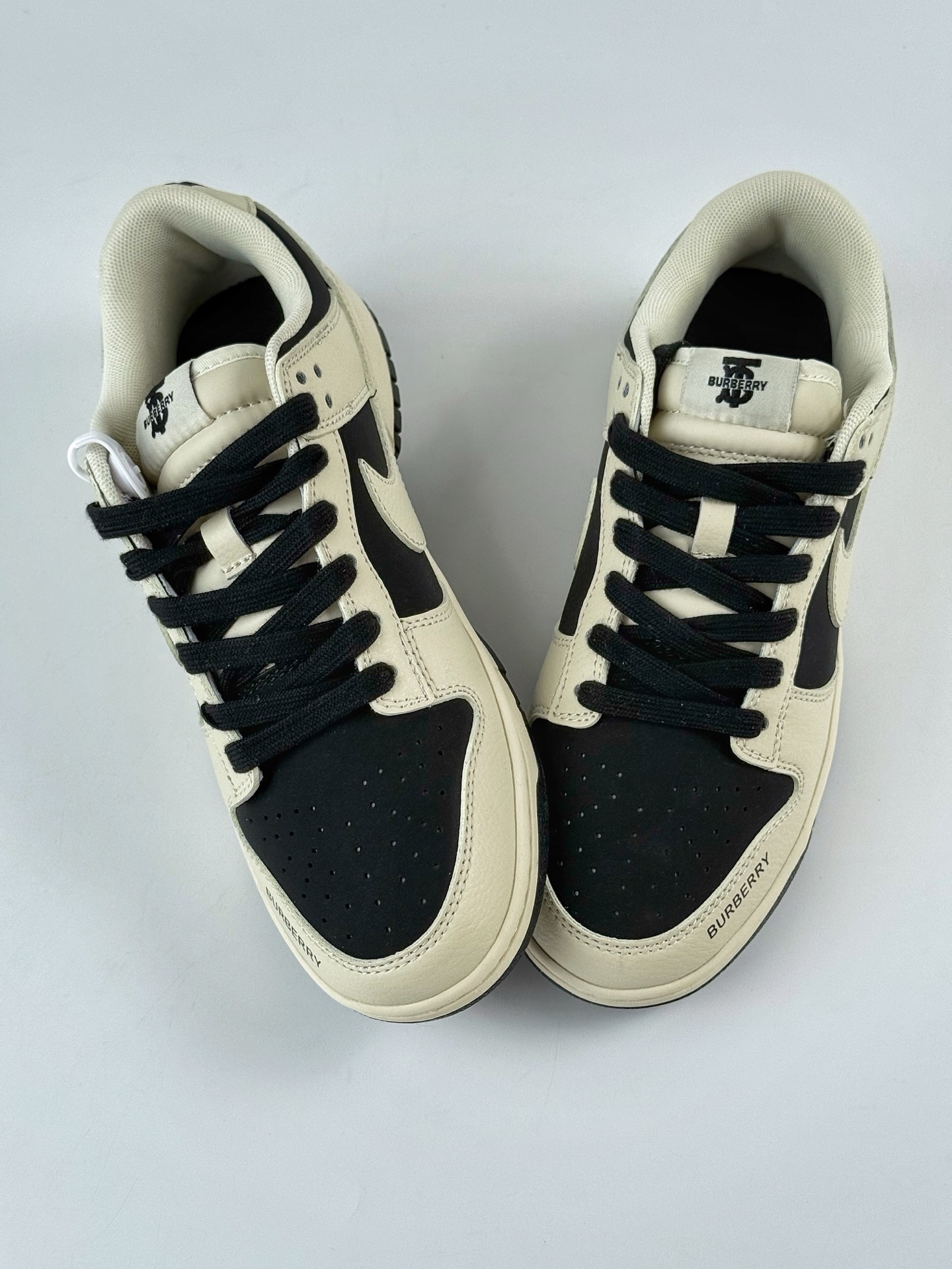 Nike SB Dunk Low x BURBERRY 白黑 XD1588-218-莆田鞋,莆田鞋货源,高仿鞋,高仿鞋货源,安福档口,莆田高仿鞋,莆田鞋批发,高仿鞋批发,莆田高仿运动鞋,高仿运动鞋,莆田运动鞋 Nike SB Dunk Low x BURBERRY 白黑 XD1588-218