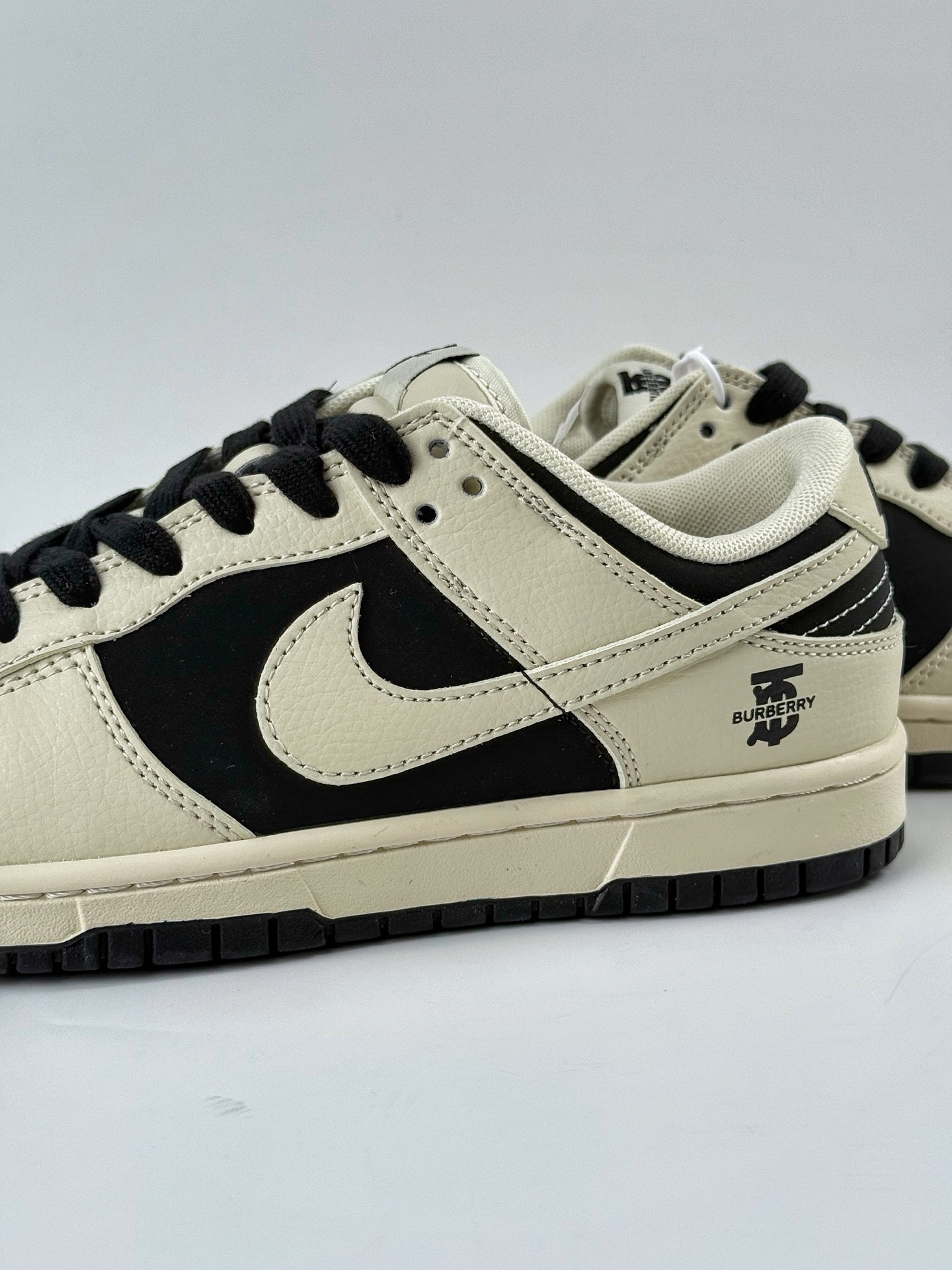 Nike SB Dunk Low x BURBERRY 白黑 XD1588-218-莆田鞋,莆田鞋货源,高仿鞋,高仿鞋货源,安福档口,莆田高仿鞋,莆田鞋批发,高仿鞋批发,莆田高仿运动鞋,高仿运动鞋,莆田运动鞋 Nike SB Dunk Low x BURBERRY 白黑 XD1588-218