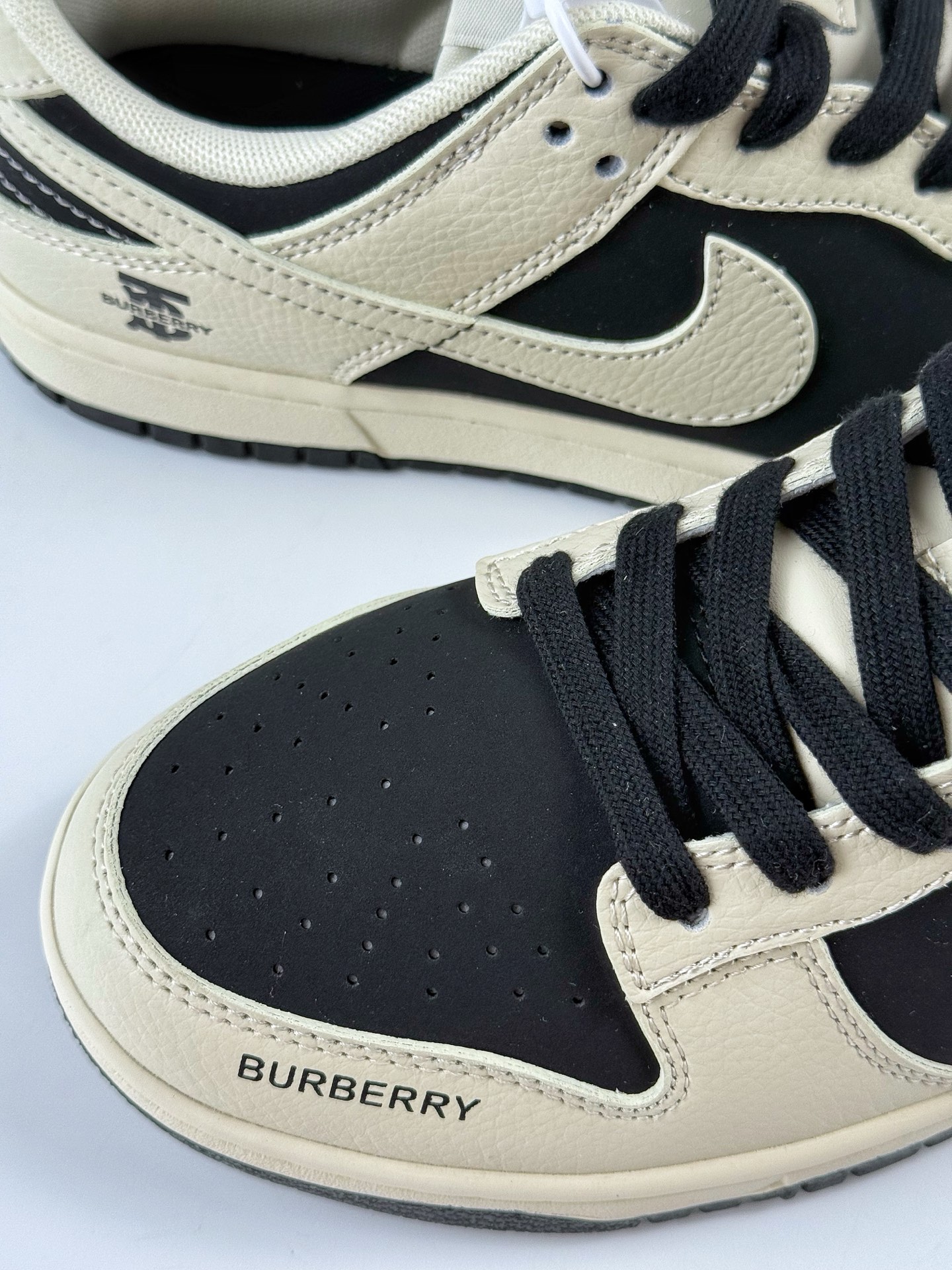 Nike SB Dunk Low x BURBERRY 白黑 XD1588-218-莆田鞋,莆田鞋货源,高仿鞋,高仿鞋货源,安福档口,莆田高仿鞋,莆田鞋批发,高仿鞋批发,莆田高仿运动鞋,高仿运动鞋,莆田运动鞋 Nike SB Dunk Low x BURBERRY 白黑 XD1588-218